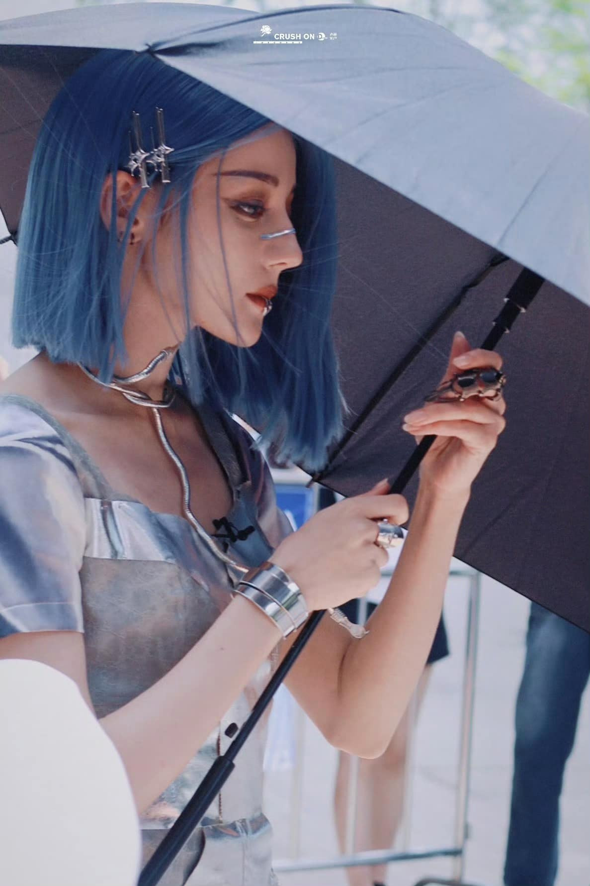 Địch Lệ Nhiệt Ba khác lạ với mái tóc xanh. Địch Lệ Nhiệt Ba khác lạ với mái tóc xanh.