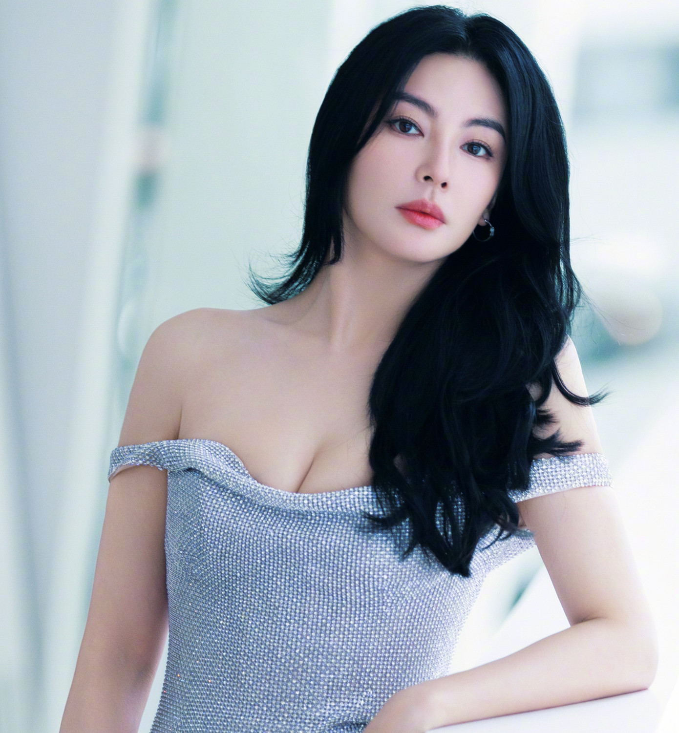 Theo Sohu, ở tuổi 36, Trương Vũ Kỳ ngày càng nhuận sắc. Bà mẹ hai con khiến khán giả ngưỡng mộ với thân hình đồng hồ cát đầy đặn, đường cong gợi cảm trong bộ ảnh mới nhất. "Trong giới giải trí Hoa ngữ, khó ai có thể đánh bại được vóc dáng của Trương Vũ Kỳ", Sohu bình luận.