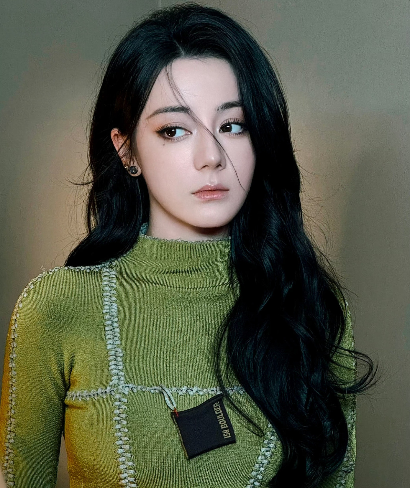 QQ phân tích danh tiếng của Địch Lệ Nhiệt Ba đang xuống thấp. Các dự án cô đóng chính đều có kết quả chiếu bết bát, nên không có nhiều nam diễn viên muốn hợp tác cùng Địch Lệ Nhiệt Ba. Việc bị bạn diễn "tẩy chay" cho thấy người trong nghề không coi trọng diễn xuất và khả năng gánh phim của mỹ nhân Tân Cương.