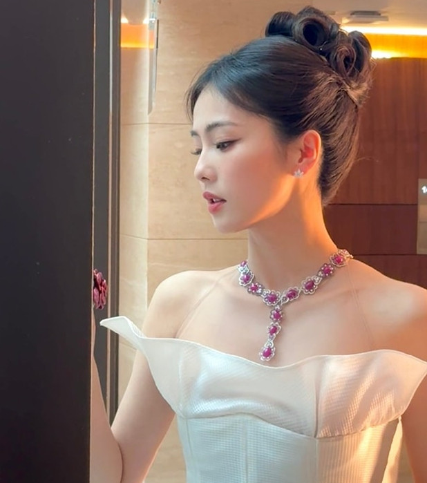 Năm 2023, Bạch Lộc có 3 phim liên tục lên sóng là Trường nguyệt tẫn minh, Dĩ ái vi doanh, Ninh An như mộng. Ngôi sao sinh năm 1994 đang vững chân vị trí tiểu hoa đán top đầu lứa sinh sau 1995. Quà tặng truyền thông của cô đắt giá và tinh tế với mỹ phẩm, các loại thực phẩm bổ sung, một đôi đũa thiết kế riêng dành cho năm con rồng.