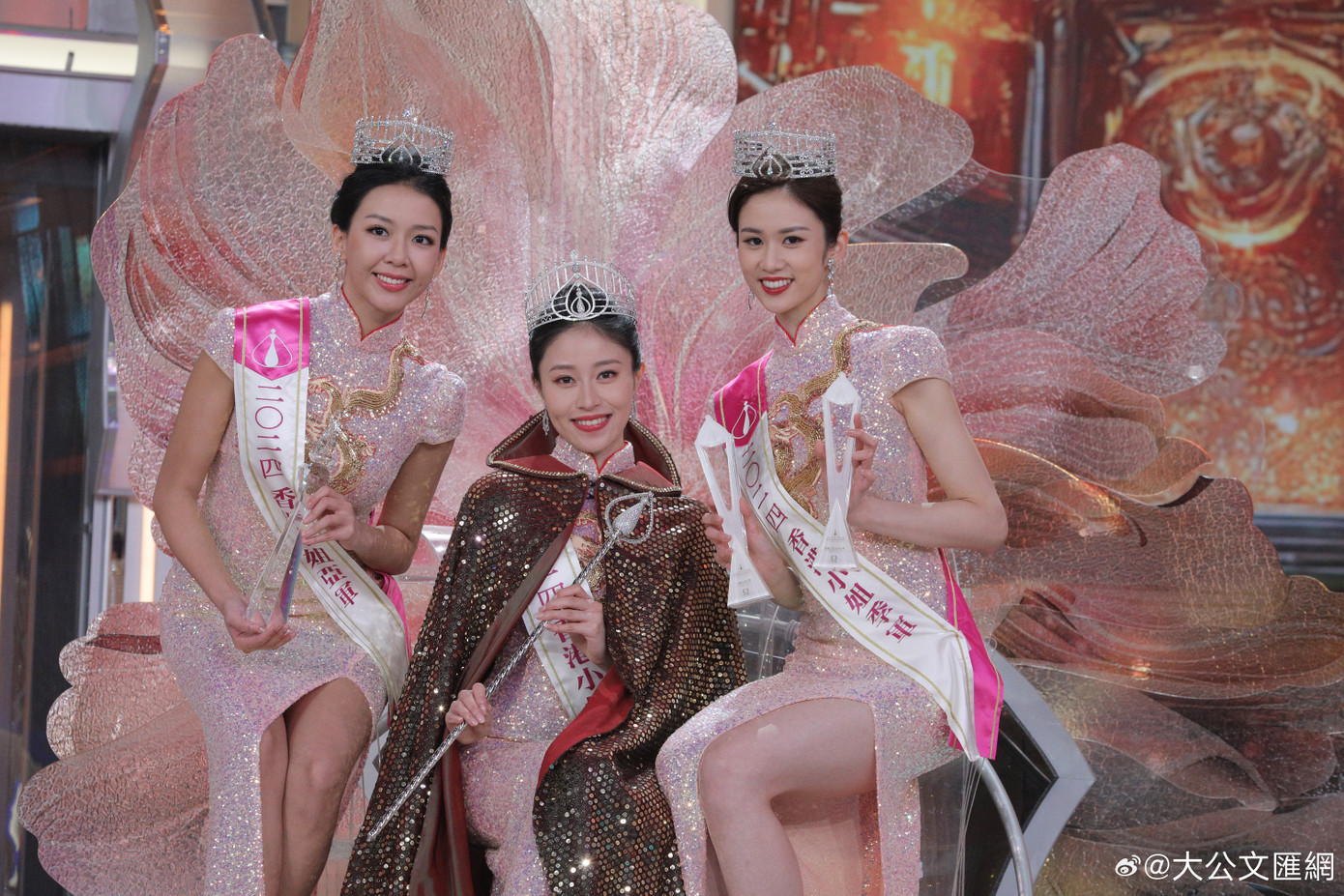 Ba người thắng cuộc của cuộc thi Hoa hậu Hong Kong 2024 đều là những cái tên gây chú ý từ đầu cuộc thi. Các người đẹp được đánh giá tài sắc vẹn toàn đúng với tiêu chí &quot;sắc đẹp và trí tuệ song hành&quot;, họ có nhiều tài năng nổi bật và không vướng tai tiếng trước khi tham gia tranh giải.