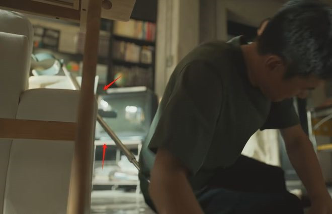 Một lỗi cảnh quay khác là khi Hoàng Chấn Hoa bị ngã gãy chân phải dùng nạng, chiếc nạng đã di chuyển so với vị trí ban đầu. Một lỗi cảnh quay khác là khi Hoàng Chấn Hoa bị ngã gãy chân phải dùng nạng, chiếc nạng đã di chuyển so với vị trí ban đầu.