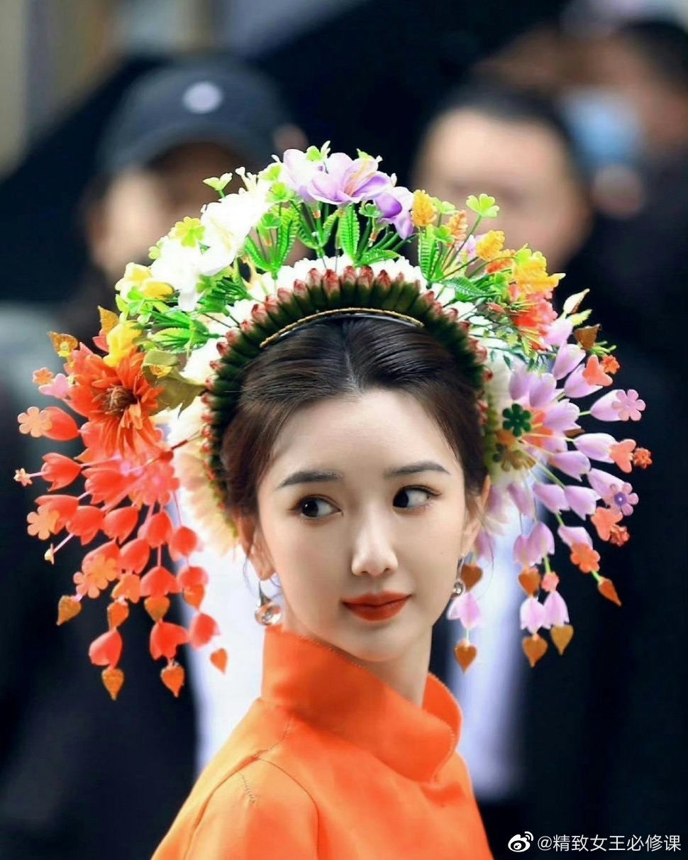 Các ngôi sao như Mao Hiểu Đồng và Bạch Lộc sau đó cũng chụp ảnh với trâm hoa. Các ngôi sao như Mao Hiểu Đồng và Bạch Lộc sau đó cũng chụp ảnh với trâm hoa.