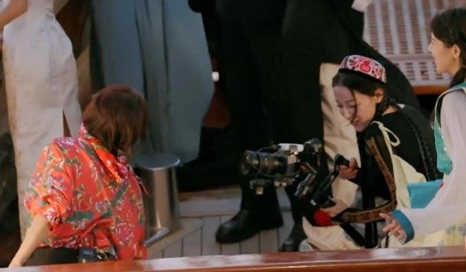 Nhiệt Ba cầm máy quay nhưng kêu nặng, sau đó cô làm hỏng tư liệu của cả đoàn.