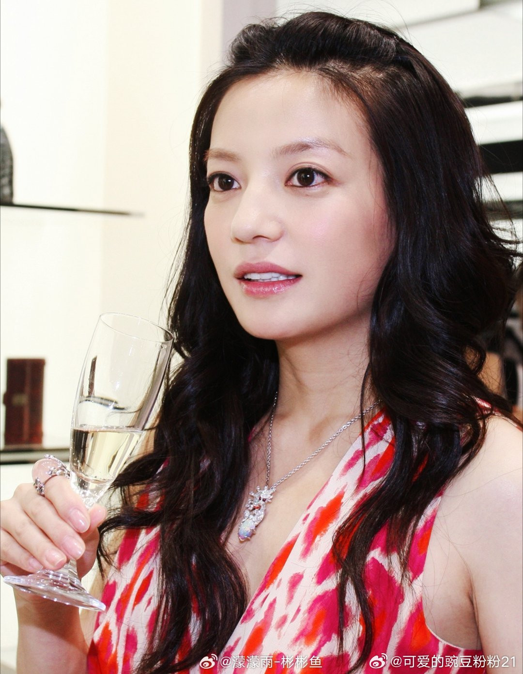 Triệu Vy đánh mất sự nghiệp huy hoàng mà không rõ lý do.