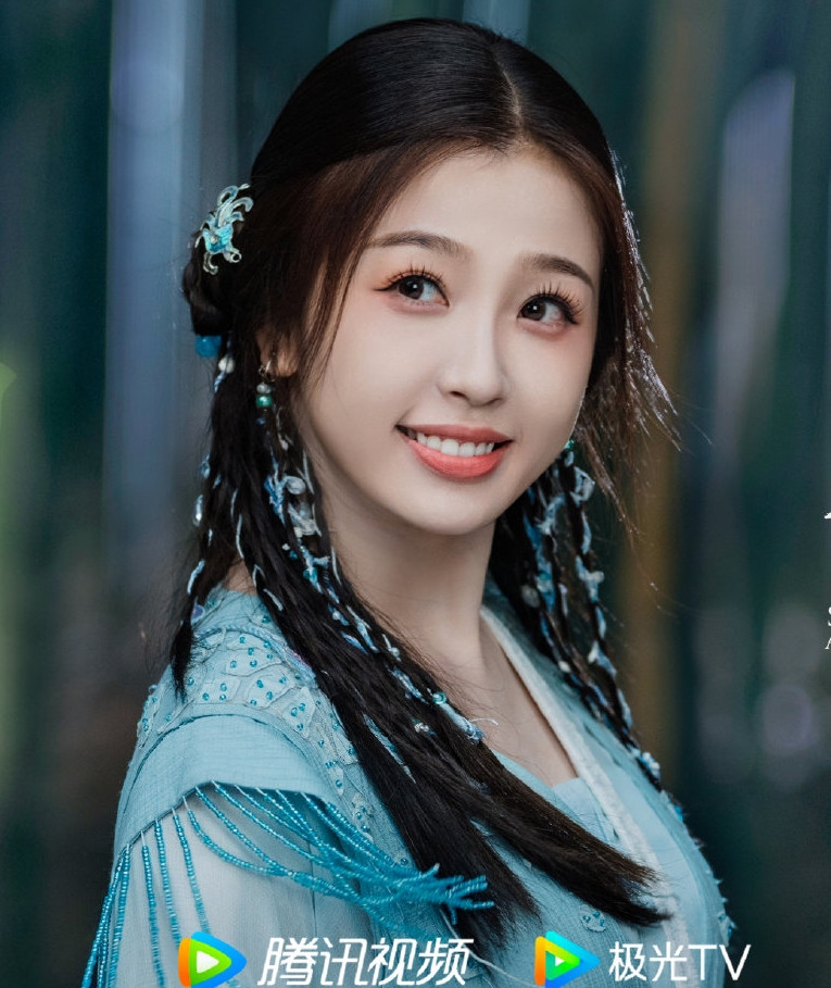 Tạo hình mới làm lộ nhiều khuyết điểm nhan sắc của Ngu Thư Hân.