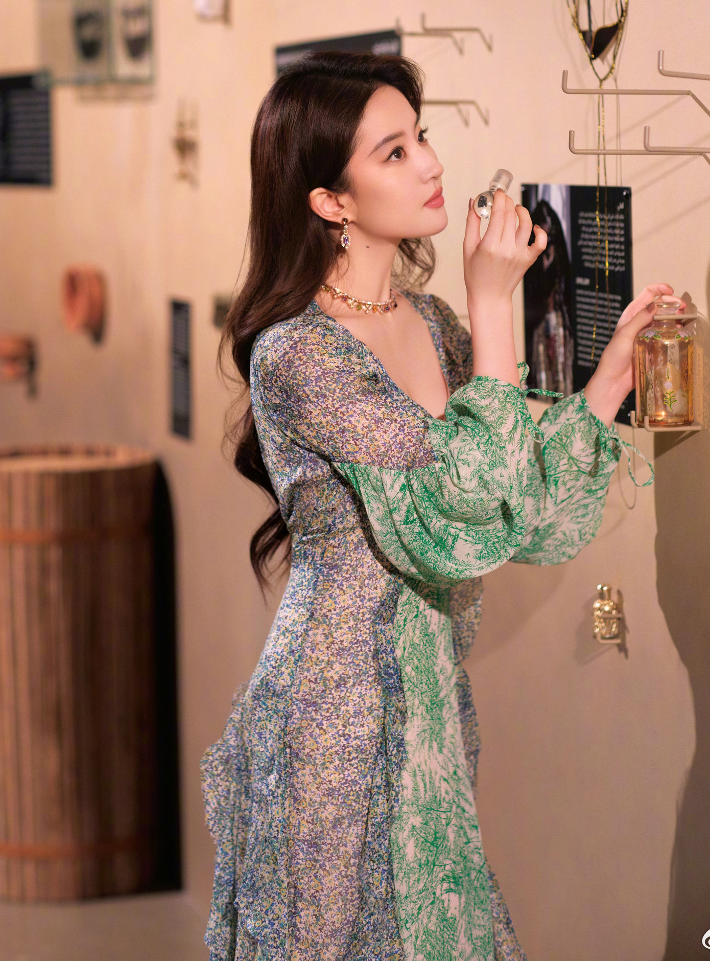 Dù không phải nghệ sĩ bon chen, có nhiều hoạt động trong giới giải trí Hoa ngữ, Lưu Diệc Phi vẫn là cái tên được các thương hiệu săn đón, là ngôi sao có giá trị thương mại cao hàng đầu trong giới giải trí Hoa ngữ. Trong đó, cô có tới 6 hợp đồng quảng cáo với vai trò đại diện toàn cầu cho những thương hiệu cao cấp. Lưu Diệc Phi cũng được Cục Văn hóa & Du lịch Abu Dhabi mời làm đại sứ trải nghiệm du lịch (Abu Dhabi - thủ đô của Các tiểu vương quốc Ả rập Thống nhất), cho thấy sức ảnh hưởng vượt ra khỏi Trung Quốc của nữ diễn viên. Dù không phải nghệ sĩ bon chen, có nhiều hoạt động trong giới giải trí Hoa ngữ, Lưu Diệc Phi vẫn là cái tên được các thương hiệu săn đón, là ngôi sao có giá trị thương mại cao hàng đầu trong giới giải trí Hoa ngữ. Trong đó, cô có tới 6 hợp đồng quảng cáo với vai trò đại diện toàn cầu cho những thương hiệu cao cấp. Lưu Diệc Phi cũng được Cục Văn hóa & Du lịch Abu Dhabi mời làm đại sứ trải nghiệm du lịch (Abu Dhabi - thủ đô của Các tiểu vương quốc Ả rập Thống nhất), cho thấy sức ảnh hưởng vượt ra khỏi Trung Quốc của nữ diễn viên.