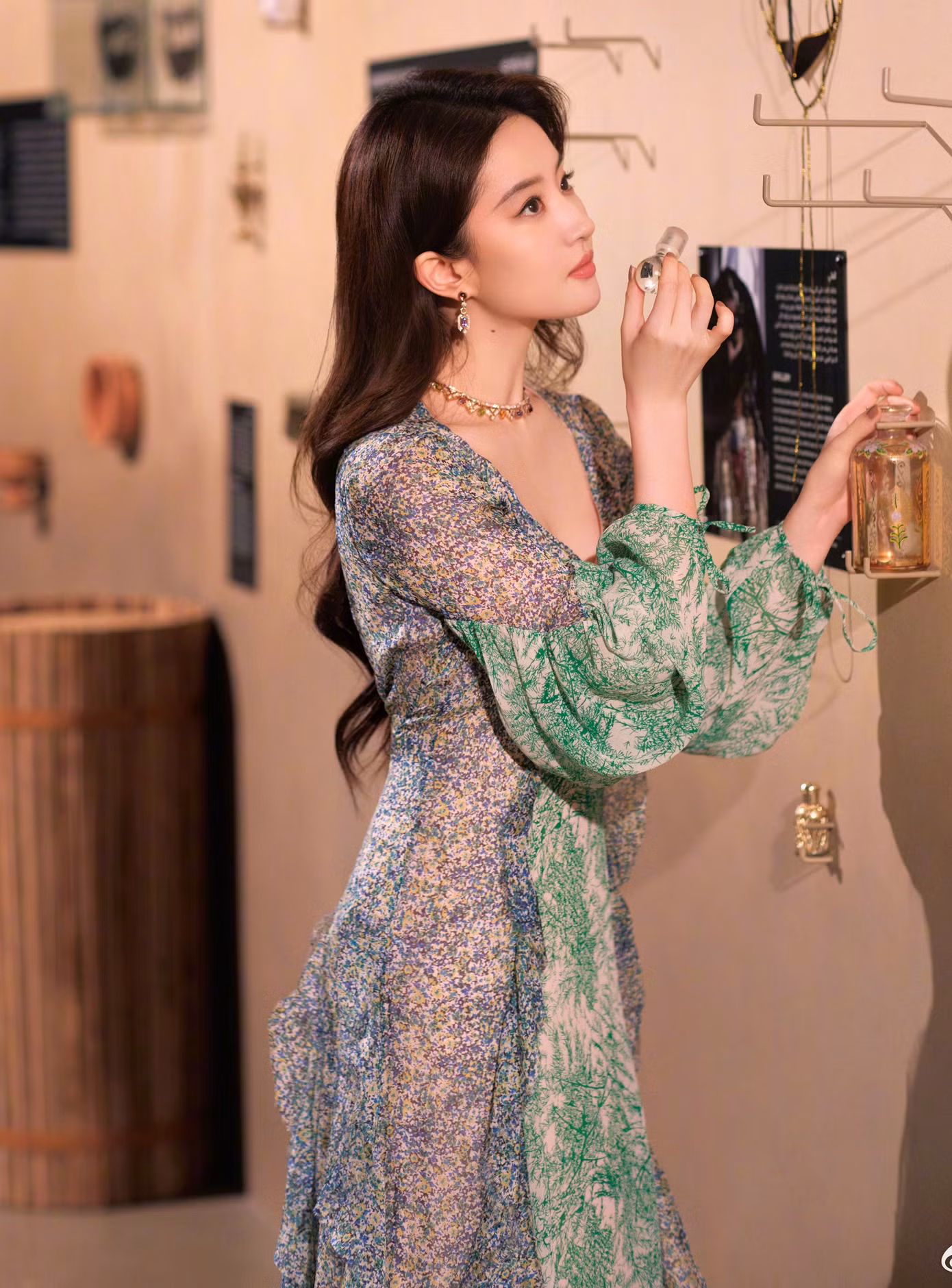Dù không phải nghệ sĩ bon chen, có nhiều hoạt động trong giới giải trí Hoa ngữ, Lưu Diệc Phi vẫn là cái tên được các thương hiệu săn đón, là ngôi sao có giá trị thương mại cao hàng đầu trong giới giải trí Hoa ngữ. Trong đó, cô có tới 6 hợp đồng quảng cáo với vai trò đại diện toàn cầu cho những thương hiệu cao cấp. Lưu Diệc Phi cũng được Cục Văn hóa &amp; Du lịch Abu Dhabi mời làm đại sứ trải nghiệm du lịch (Abu Dhabi - thủ đô của Các tiểu vương quốc Ả rập Thống nhất), cho thấy sức ảnh hưởng vượt ra khỏi Trung Quốc của nữ diễn viên.