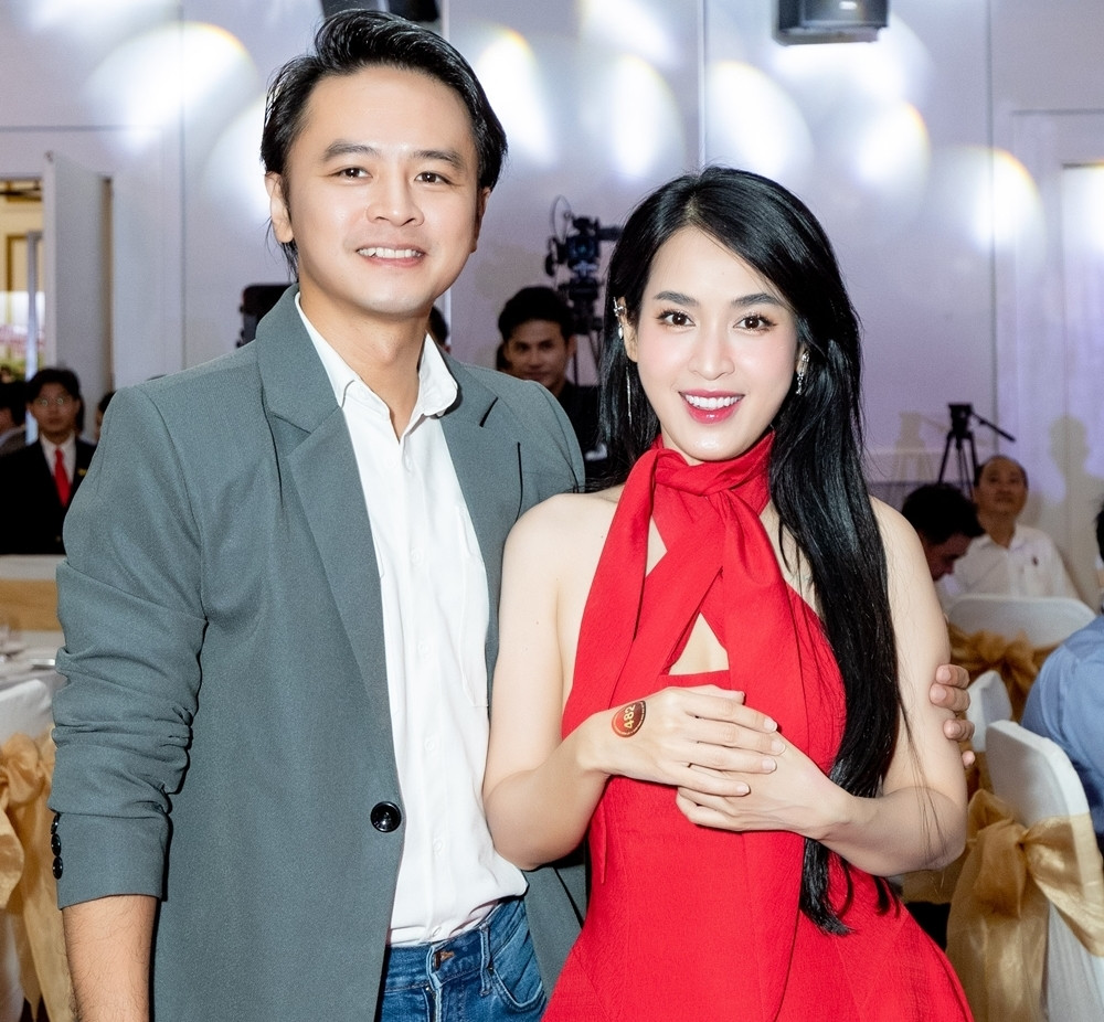 Vợ chồng trẻ đáng yêu bậc nhất Vbiz Văn Anh và Tú Vi tới tham dự sự kiện. Vợ chồng trẻ đáng yêu bậc nhất Vbiz Văn Anh và Tú Vi tới tham dự sự kiện.