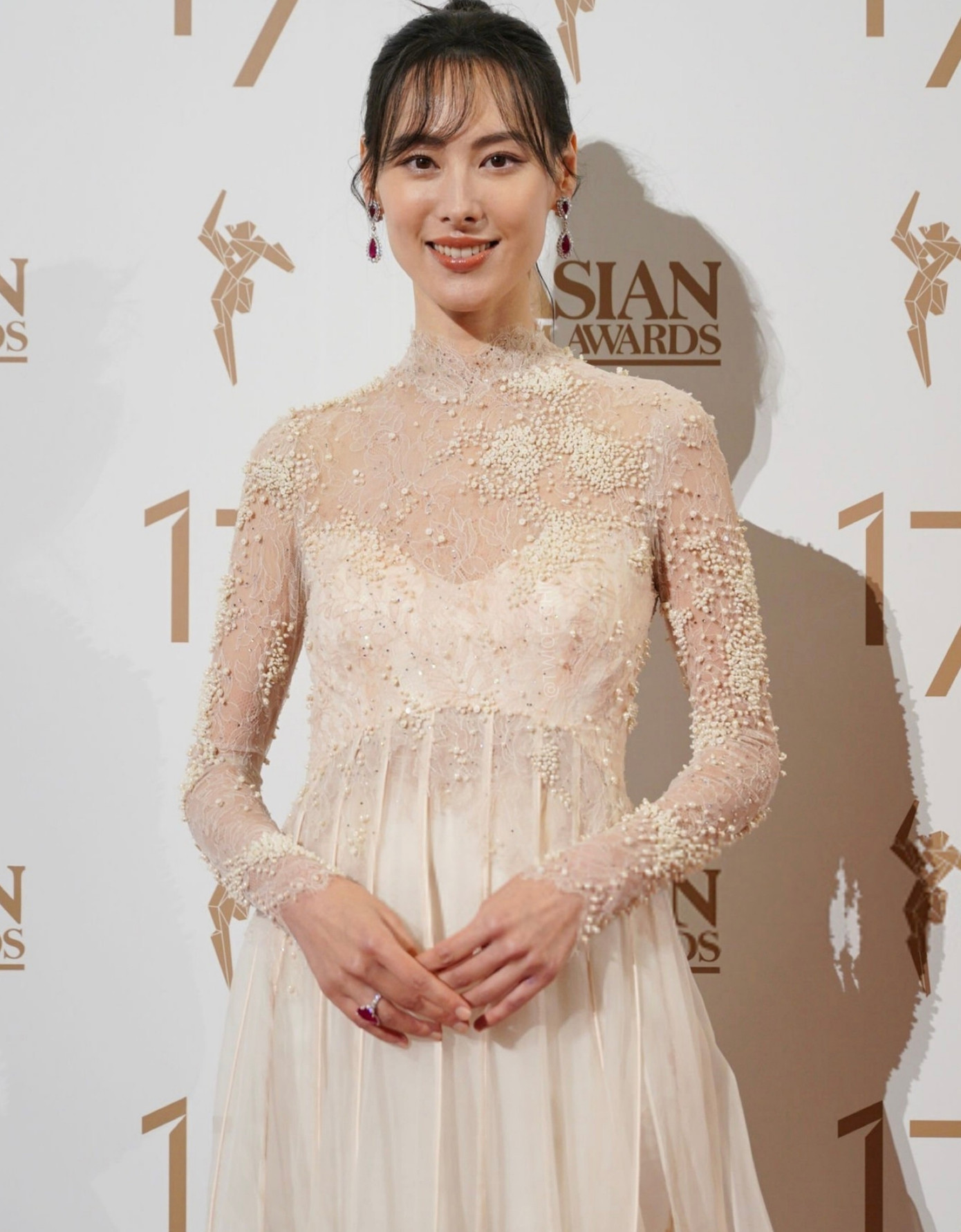 Nữ diễn viên Tưởng Cần Cần giành giải Nữ diễn viên chính xuất sắc tại Giải thưởng Điện ảnh Châu Á lần thứ 17 nhờ diễn xuất xuất sắc trong phim Thảo mộc nhân gian của đạo diễn Cố Hiểu Cương. Bên phải là nữ diễn viên Lương Lạc Thi từng tham gia phim Xác ướp Ai Cập 3. Nữ diễn viên Tưởng Cần Cần giành giải Nữ diễn viên chính xuất sắc tại Giải thưởng Điện ảnh Châu Á lần thứ 17 nhờ diễn xuất xuất sắc trong phim Thảo mộc nhân gian của đạo diễn Cố Hiểu Cương. Bên phải là nữ diễn viên Lương Lạc Thi từng tham gia phim Xác ướp Ai Cập 3.