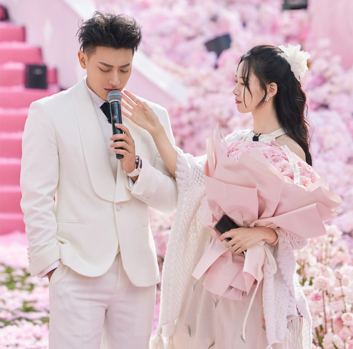 Hoàng Tử Thao thể hiện sự nâng niu trân trọng với bạn gái Từ Nghệ Dương bằng lễ cầu hôn hoành tráng.