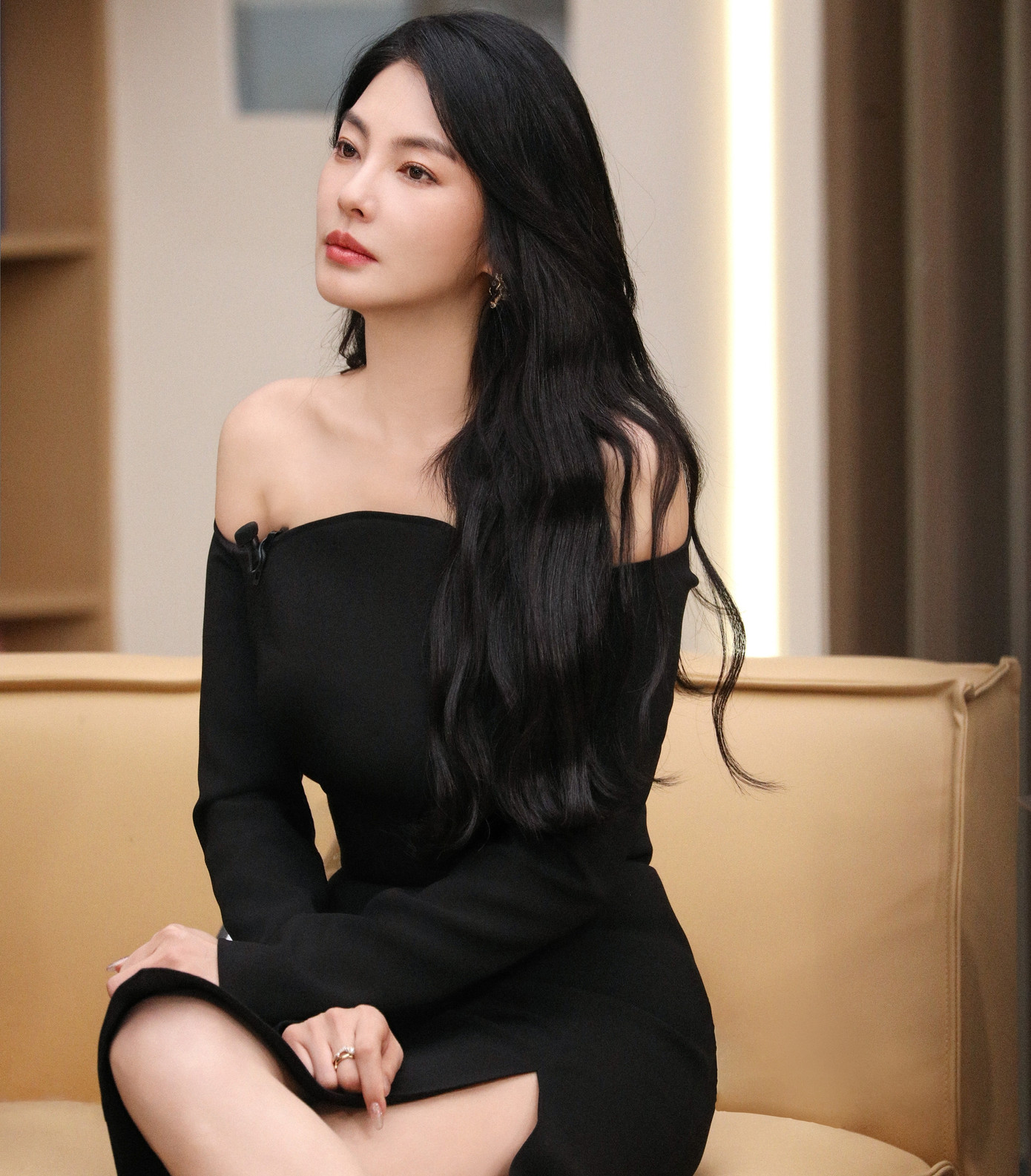 Trên màn ảnh, Đông Phương Bất Bại từng được thể hiện bởi cả nam và nữ diễn viên. Trong đó, có những bản nổi bật, được khán giả yêu thích như Lâm Thanh Hà với phim điện ảnh Đông Phương Bất Bại (1992), hay nam diễn viên Lỗ Chấn Thuận trong phiên bản Tiếu ngạo giang hồ (1996) do TVB sản xuất. Việc Trương Vũ Kỳ đảm nhiệm nhân vật Đông Phương Bất Bại gây lo ngại vì cô có vẻ đẹp phồn thực nữ tính, thiếu sự anh khí ngạo nghễ, nam tính như Lâm Thanh Hà. Đây cũng là thử thách với người đẹp sinh năm 1987 khi đã có những đàn anh đàn chị từng thể hiện rất tốt nhân vật này trước đó.