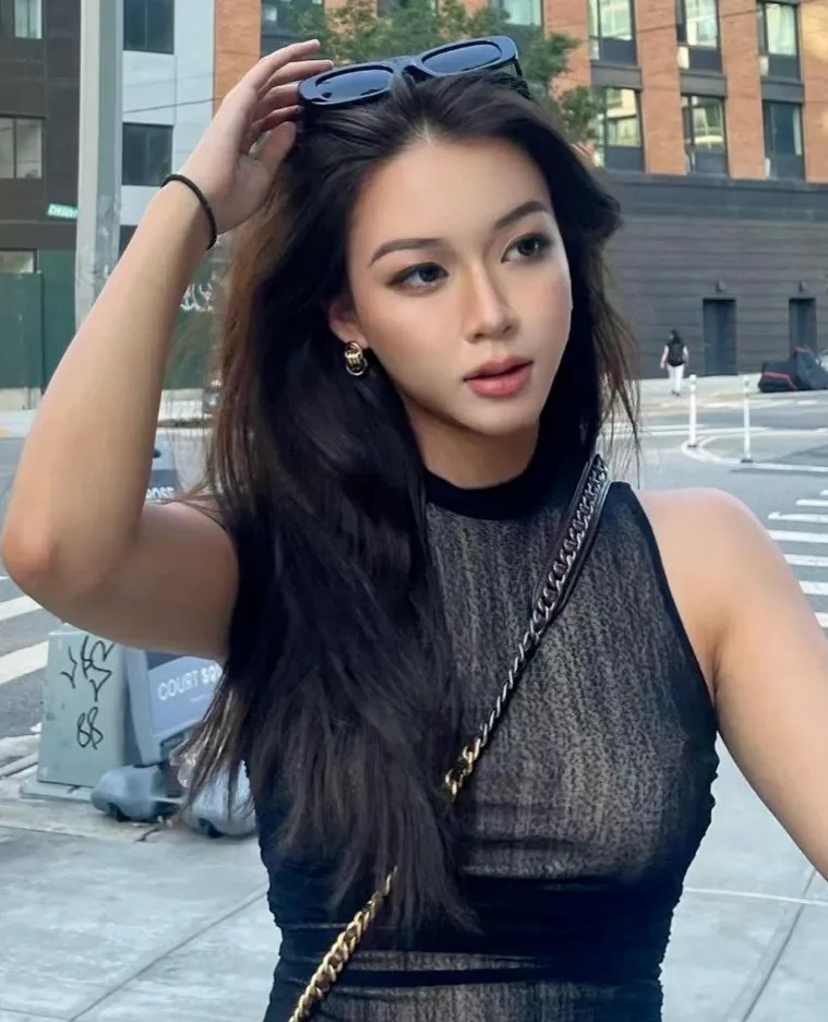 Y Y là thí sinh xuất hiện với vóc dáng nóng bỏng, làn da ngăm quyến rũ. Y Y là thí sinh xuất hiện với vóc dáng nóng bỏng, làn da ngăm quyến rũ.