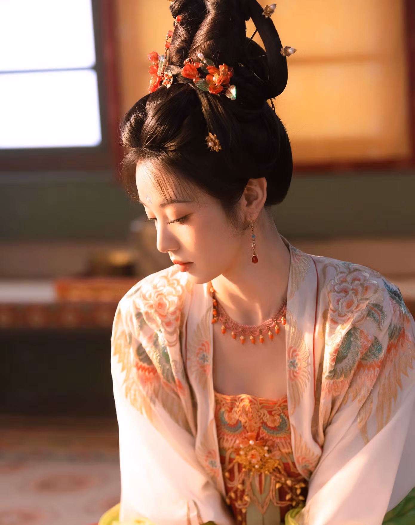 Ngay từ khi khai máy, tạo hình mỹ nhân đời Đường của Điền Hi Vi đã nhận được nhiều lời khen ngợi của khán giả. Nữ diễn viên có ngoại hình sáng, gương mặt xinh đẹp, chiều cao 1,68 m thon gọn, tỷ lệ cân xứng dù mặc đồ cổ trang nhiều lớp vẫn thanh thoát nhẹ nhàng. Các thiết kế trang phục của Dạ tử quy có màu sắc tươi trẻ, bắt mắt làm nổi bật sức sống của nhân vật Vũ Trinh. Bên cạnh đó, Điền Hi Vi có nét đẹp lanh lợi, cũng phù hợp với vai diễn quận chúa hoạt bát.