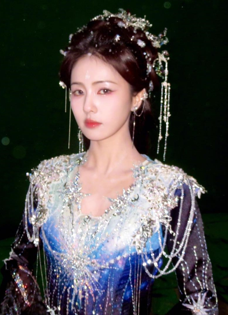 Sohu đưa tin tạo hình mới của Bạch Lộc trongBạch nguyệt phạn tinh được ví như nữ thần. Ở hình ảnh mới nhất, người đẹp cầm cung tên, khí chất mạnh mẽ, bộ trang phục được thiết kế cầu kỳ tỉ mỉ, đúng với xuất thân là Thần tôn Dạ tộc cai quản các vì sao. Sohu đưa tin tạo hình mới của Bạch Lộc trongBạch nguyệt phạn tinh được ví như nữ thần. Ở hình ảnh mới nhất, người đẹp cầm cung tên, khí chất mạnh mẽ, bộ trang phục được thiết kế cầu kỳ tỉ mỉ, đúng với xuất thân là Thần tôn Dạ tộc cai quản các vì sao.