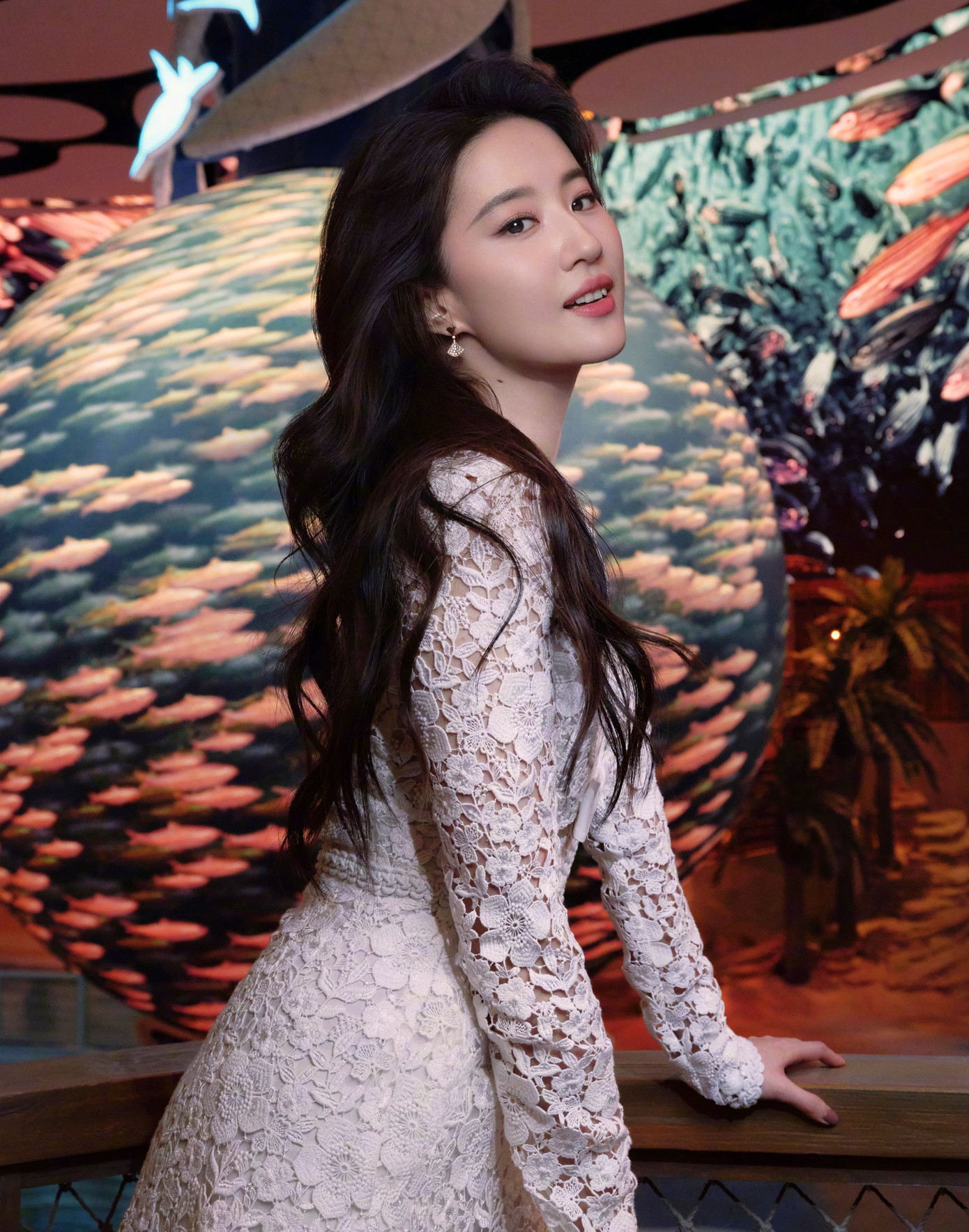 Do đó, khán giả mong đợi dự án mới Câu chuyện hoa hồng, trong phim cô hợp tác với các nam thần màn ảnh một thời như Hoắc Kiến Hoa, Bành Quán Anh, Lâm Canh Tân. Theo nguyên tác, Lưu Diệc Phi vào vai Hoàng Diệc Mai, từ nhỏ đã thông minh xinh đẹp, biết cưỡi ngựa, quay phim, học kiếm đạo, làm việc giám định nghệ thuật, là nữ thần mà mọi người đều thấy thu hút. Do đó, khán giả mong đợi dự án mới Câu chuyện hoa hồng, trong phim cô hợp tác với các nam thần màn ảnh một thời như Hoắc Kiến Hoa, Bành Quán Anh, Lâm Canh Tân. Theo nguyên tác, Lưu Diệc Phi vào vai Hoàng Diệc Mai, từ nhỏ đã thông minh xinh đẹp, biết cưỡi ngựa, quay phim, học kiếm đạo, làm việc giám định nghệ thuật, là nữ thần mà mọi người đều thấy thu hút.