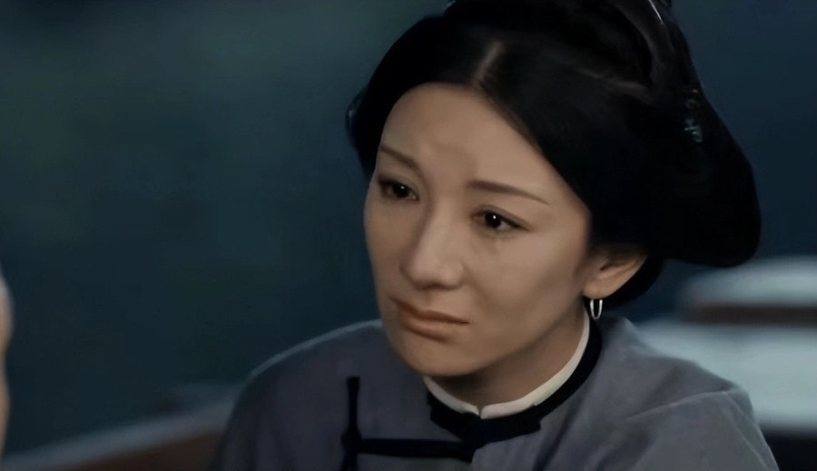 Trong ảnh là nữ diễn viên nổi tiếng Huỳnh Dịch. Cô từng là mỹ nhân cổ trang trên màn ảnh xứ Trung, nổi tiếng từ những bộ phim như Lên nhầm kiệu hoa được chồng như ý, Hoàn Châu cách cách 3. Tuy nhiên, tham gia đóng phim Đương gia chủ mẫu, Hoàng Dịch lộ dấu vết đụng chạm nhan sắc đều níu giữ tuổi trẻ.