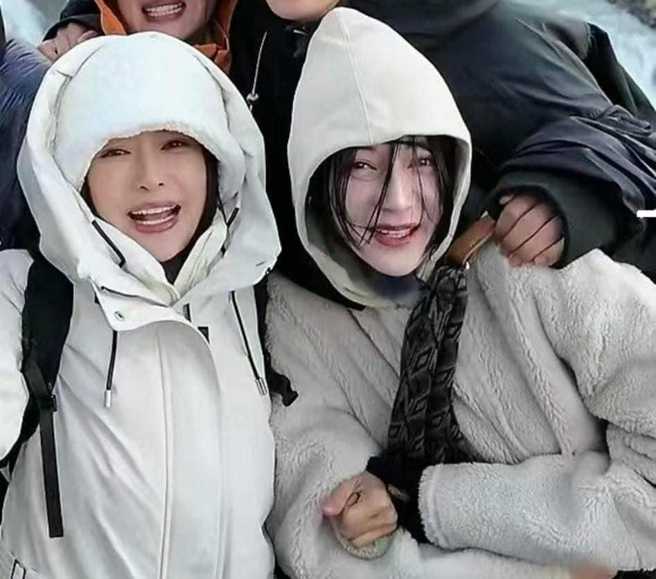 Địch Lệ Nhiệt Ba bị chê giả tạo khi sợ máy quay. Tạo hình của cô trong show bị đánh giá là lôi thôi.