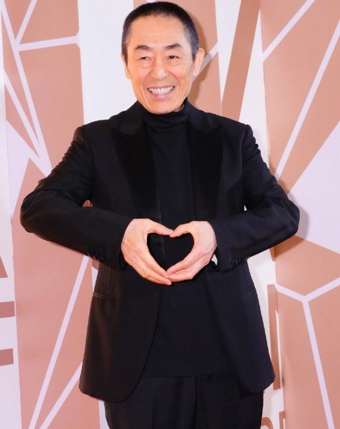 Tối 10/3, sự kiện giải thưởng phim châu Á 2024 được tổ chức tại Hong Kong, Trung Quốc với sự tham gia của nhiều ngôi sao lớn như Lee Young Ae, Lương Triều Vỹ, Lưu Gia Linh, Triệu Lệ Dĩnh, đạo diễn Trương Nghệ Mưu, nữ hoàng thảm đỏ một thời của Trung Quốc Phạm Băng Băng, đạo diễn Kore-eda Hirokazu, vợ chồng nữ diễn viên Tưởng Cần Cần và Trần Kiến Bân, tài tử Kōji Hashimoto. Triệu Lệ Dĩnh xuất hiện trong trang phục Haute Couture của thương hiệu Elie Saab. Sắc vóc trẻ trung, khí chất sang trọng của Triệu Lệ Dĩnh giúp cô trở thành từ khóa hot nhất mạng xã hội Weibo. Tối 10/3, sự kiện giải thưởng phim châu Á 2024 được tổ chức tại Hong Kong, Trung Quốc với sự tham gia của nhiều ngôi sao lớn như Lee Young Ae, Lương Triều Vỹ, Lưu Gia Linh, Triệu Lệ Dĩnh, đạo diễn Trương Nghệ Mưu, nữ hoàng thảm đỏ một thời của Trung Quốc Phạm Băng Băng, đạo diễn Kore-eda Hirokazu, vợ chồng nữ diễn viên Tưởng Cần Cần và Trần Kiến Bân, tài tử Kōji Hashimoto. Triệu Lệ Dĩnh xuất hiện trong trang phục Haute Couture của thương hiệu Elie Saab. Sắc vóc trẻ trung, khí chất sang trọng của Triệu Lệ Dĩnh giúp cô trở thành từ khóa hot nhất mạng xã hội Weibo.