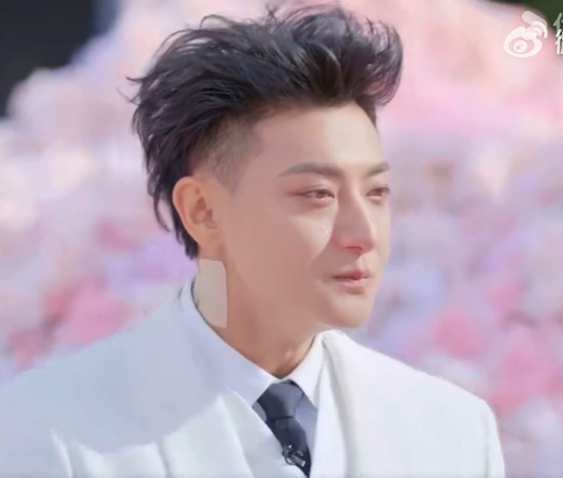 Hoàng Tử Thao và Từ Nghệ Dương đều xúc động rơi nước mắt. Họ đã giấu chuyện tình suốt 4 năm.