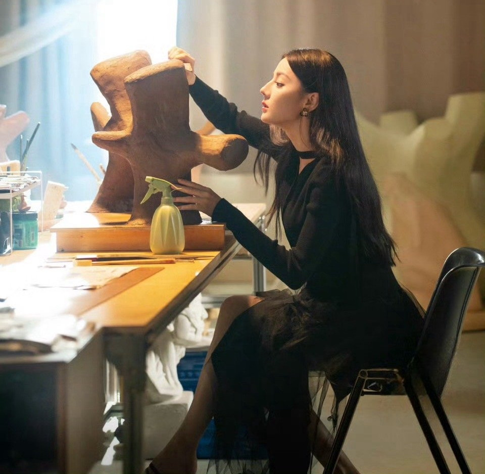 Tạo hình mới giúp Địch Lệ Nhiệt Ba nhận nhiều lời khen. Tạo hình mới giúp Địch Lệ Nhiệt Ba nhận nhiều lời khen.