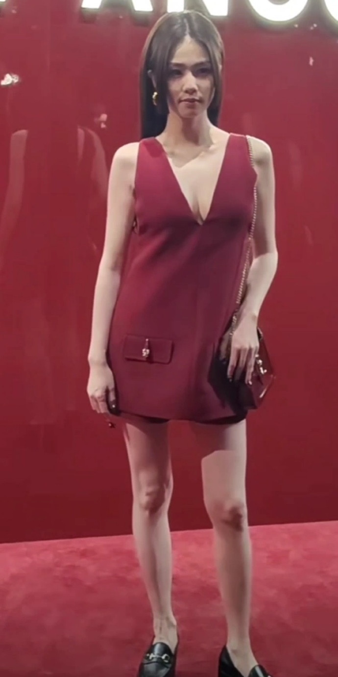 Bên cạnh trang phục không vừa người, Bạch Lộc còn không "cân" được kiểu tóc Hime cá tính. Ngoài ra, nữ diễn viên còn bị nhận xét là có phong thái chưa thanh lịch, thời thượng. Có thể nói, trong dàn khách mời tại sự kiện của nhà mốt Gucci tối 11/3, Bạch Lộc là minh tinh có biểu hiện bị chê nhất. Bên cạnh trang phục không vừa người, Bạch Lộc còn không "cân" được kiểu tóc Hime cá tính. Ngoài ra, nữ diễn viên còn bị nhận xét là có phong thái chưa thanh lịch, thời thượng. Có thể nói, trong dàn khách mời tại sự kiện của nhà mốt Gucci tối 11/3, Bạch Lộc là minh tinh có biểu hiện bị chê nhất.