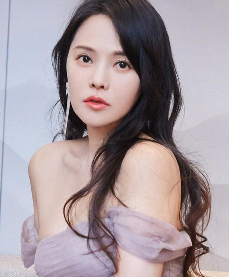 Một cặp sao cũng có phong cách trái ngược nhau dẫn đến ngoại hình chênh lệch nhiều là Y Năng Tịnh (trái) và Thị hậu tam đại Tát Nhật Na. Nếu chỉ nhìn vào sắc vóc khó ai có thể tin cả hai cùng sinh năm 1968. Y Năng Tịnh từng là nữ thần gợi cảm của màn ảnh Đài Loan, Trung Quốc. Hiện tại, cô vẫn giữ được vóc dáng thon gọn, trẻ trung hơn tuổi dù đã bước sang tuổi 56. Có lẽ vì thế mà Y Năng Tịnh khiến tài tử Tần Hạo mê mẩn, cặp sao chênh lệch 10 tuổi nhưng vẫn có cuộc hôn nhân hạnh phúc. Còn Tát Nhật Na có vẻ ngoài già dặn vất vả hơn, nên nữ diễn viên thường vào các vai bà, mẹ trên màn ảnh, thậm chí, hóa trang còn khiến nghệ sĩ già đi chục tuổi.