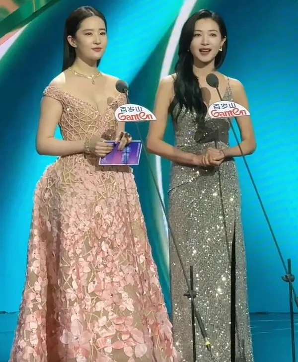 Lưu Diệc Phi khi đứng cạnh bạn diễn Vạn Thiến.