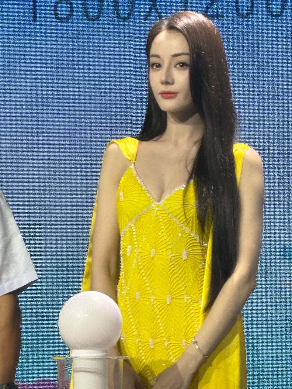 Bộ váy vàng với thiết kế kém thanh thoát, màu sẵn bị chê quê mùa khiến Địch Lệ Nhiệt Ba khó lòng tỏa sáng. Bộ váy vàng với thiết kế kém thanh thoát, màu sẵn bị chê quê mùa khiến Địch Lệ Nhiệt Ba khó lòng tỏa sáng.