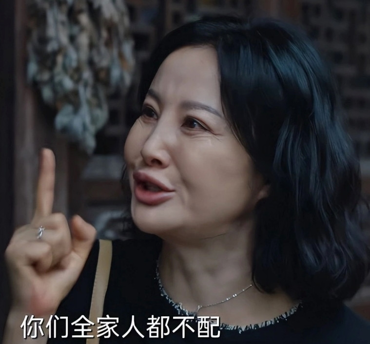 Cũng tương tự Kim Thần, màn ảnh Hoa ngữ đang có nhiều nghệ sĩ lạm dụng phẫu thuật thẩm mỹ để đẹp hơn hoặc kéo dài tuổi thanh xuân. Song, chính hành động này khiến cho họ đánh mất đi vẻ đẹp độc đáo vốn có và bị hạn chế nhận vai diễn. Thậm chí, khán giả phản cảm với những "quái vật thẩm mỹ" đang xuất hiện nhan nhản trên màn ảnh. Thời trẻ, nữ diễn viên Đại Đào Hồng nổi tiếng với vẻ ngọt ngào, diễn xuất tự nhiên trong Phong Vân, nhưng khi xuất hiện trong phim Sương mù đình bát giác, khán giả khó nhận ra cô do khuôn mặt nữ diễn viên sưng phù vì phẫu thuật thẩm mỹ.