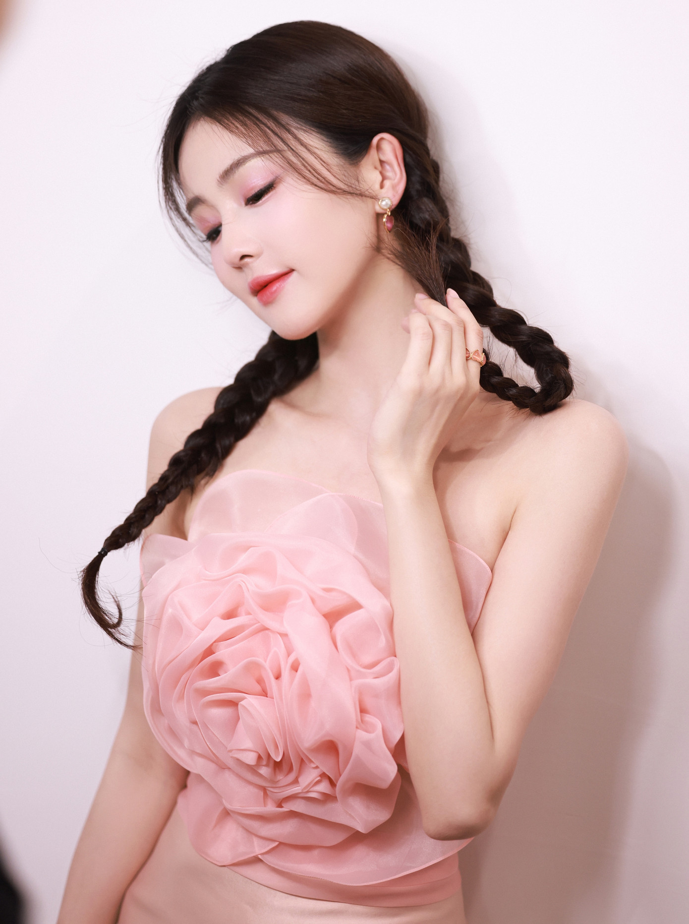 Ngoài các bộ phim ngôn tình, Bạch Lộc còn được kỳ vọng có bước đột phá mới mẻ với tác phẩm thuộc dòng phim chính kịch Bắc Thượng. Trong trailer, cô sẵn sàng cắt tóc ngắn, tạo hình nam tính đen nhẻm để phù hợp với bối cảnh nhân vật. Ngoài các bộ phim ngôn tình, Bạch Lộc còn được kỳ vọng có bước đột phá mới mẻ với tác phẩm thuộc dòng phim chính kịch Bắc Thượng. Trong trailer, cô sẵn sàng cắt tóc ngắn, tạo hình nam tính đen nhẻm để phù hợp với bối cảnh nhân vật.