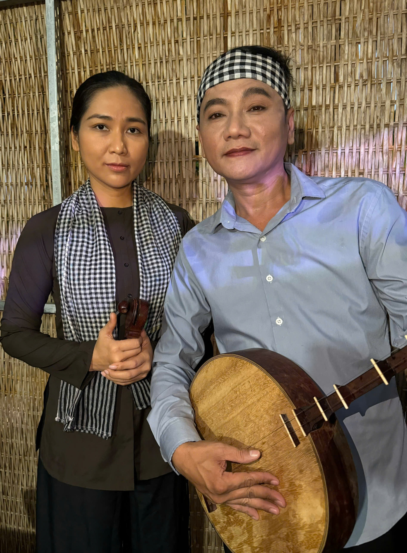 NSƯT Như Huỳnh và NSND Tấn Giao cùng tham gia tiết mục Nắm đất miền Nam. NSƯT Như Huỳnh và NSND Tấn Giao cùng tham gia tiết mục Nắm đất miền Nam.