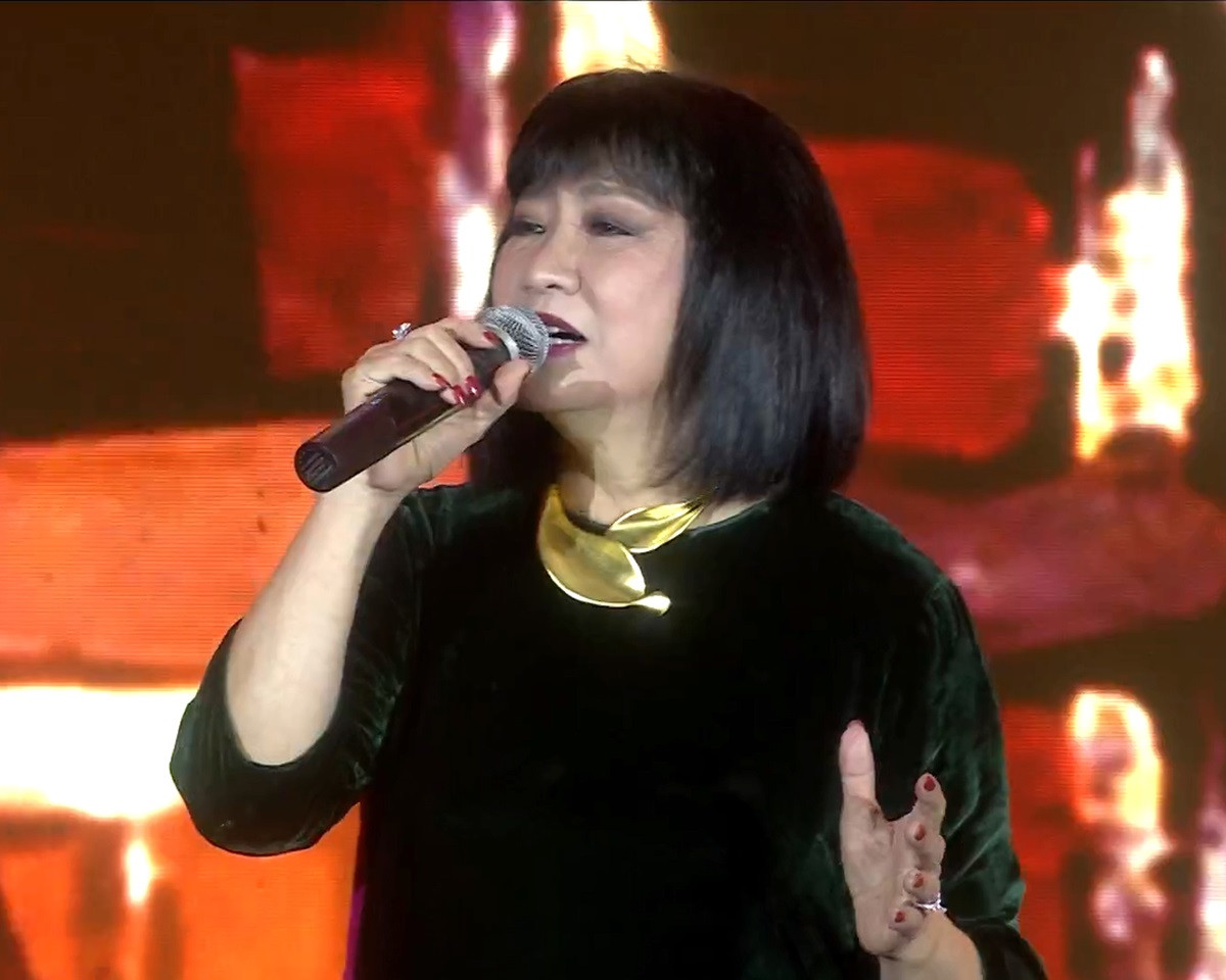 Nữ ca sĩ Cẩm Vân biểu diễn trong chương trình. Nữ ca sĩ Cẩm Vân biểu diễn trong chương trình.