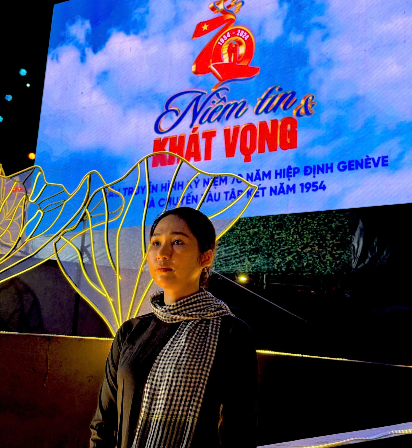 NSƯT Như Huỳnh và NSND Tấn Giao cùng tham gia tiết mục Nắm đất miền Nam. NSƯT Như Huỳnh và NSND Tấn Giao cùng tham gia tiết mục Nắm đất miền Nam.