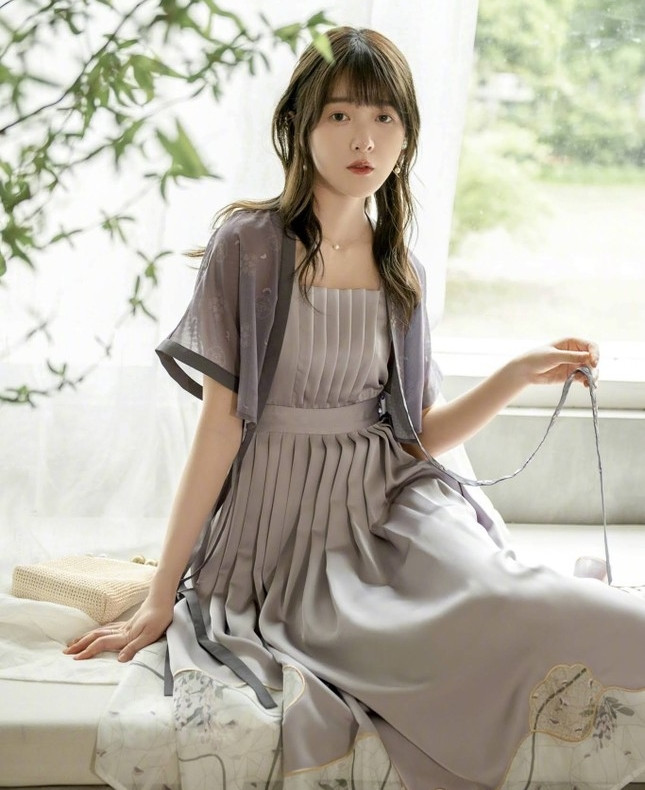 Sự nghiệp của Từ Kiều cũng không có nhiều khởi sắc trong những năm qua. Dù Từ Kiều được đánh giá có tài năng diễn xuất, song khi trưởng thành ngoại hình của ngôi sao sinh năm 1997 thiếu tính cạnh tranh. Thời gian du học dài cũng khiến tên tuổi của cô giảm sức hút với khán giả. Từ Kiều cần một tác phẩm bùng nổ để lấy lại danh tiếng, vị thế.