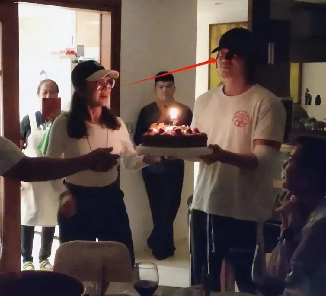 Ngôn Thừa Húc thông báo bị chấn thương nên phải nghỉ quay show. Tuy nhiên sau đó nam diễn viên quay về Đài Loan để gây bất ngờ trong dịp sinh nhật đàn chị. Ngôn Thừa Húc thông báo bị chấn thương nên phải nghỉ quay show. Tuy nhiên sau đó nam diễn viên quay về Đài Loan để gây bất ngờ trong dịp sinh nhật đàn chị.