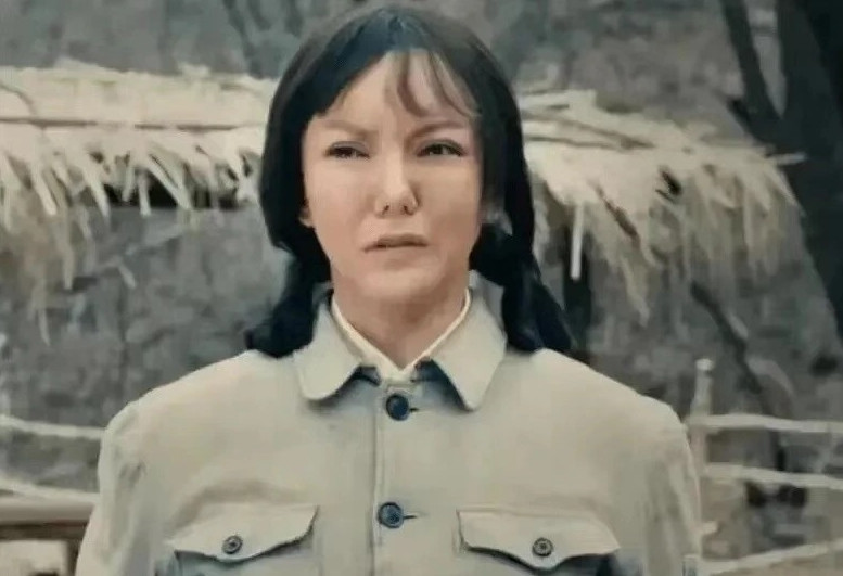 Theo QQ, điều khó chấp nhận nhất là việc giao các vai nữ quân nhân cho những ngôi sao đã trải qua thẩm mỹ bởi khó tìm thấy sự hòa hợp của một chiến sĩ trong thời kỳ gian khổ với sự thiếu tự nhiên của những "người đẹp mặt nhựa".