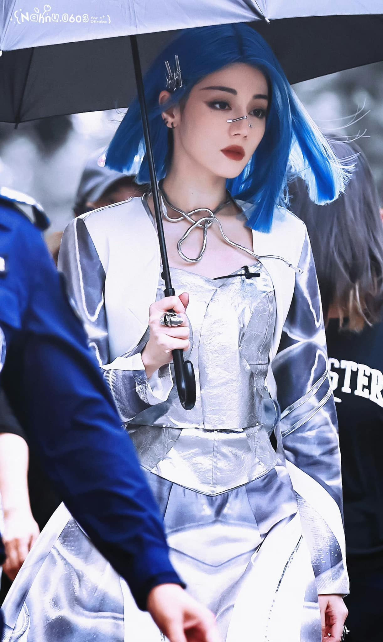 Địch Lệ Nhiệt Ba khác lạ với mái tóc xanh. Địch Lệ Nhiệt Ba khác lạ với mái tóc xanh.