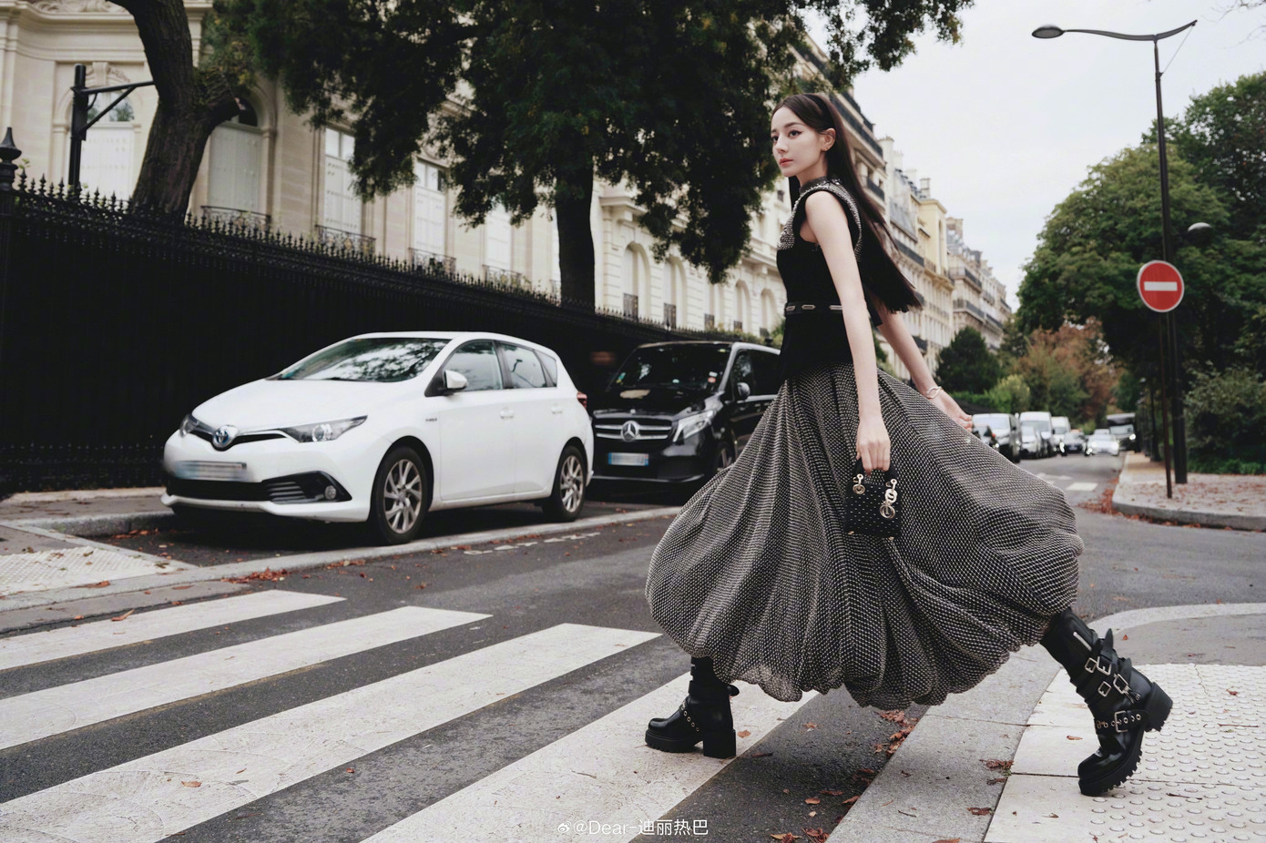 Địch Lệ Nhiệt Ba mặc trang phục trong BST Dior Cruise 2025 của nhà mốt. Tạo hình của nữ diễn viên được khen sang trọng, có điểm nhấn.