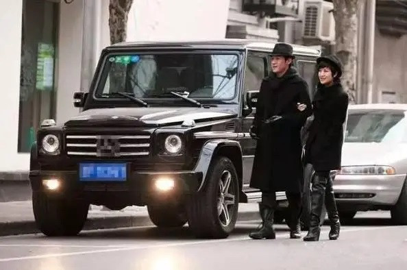 Vợ chồng Lục Nghị bên những chiếc siêu xe mà họ sở hữu. Vợ chồng Lục Nghị bên những chiếc siêu xe mà họ sở hữu.