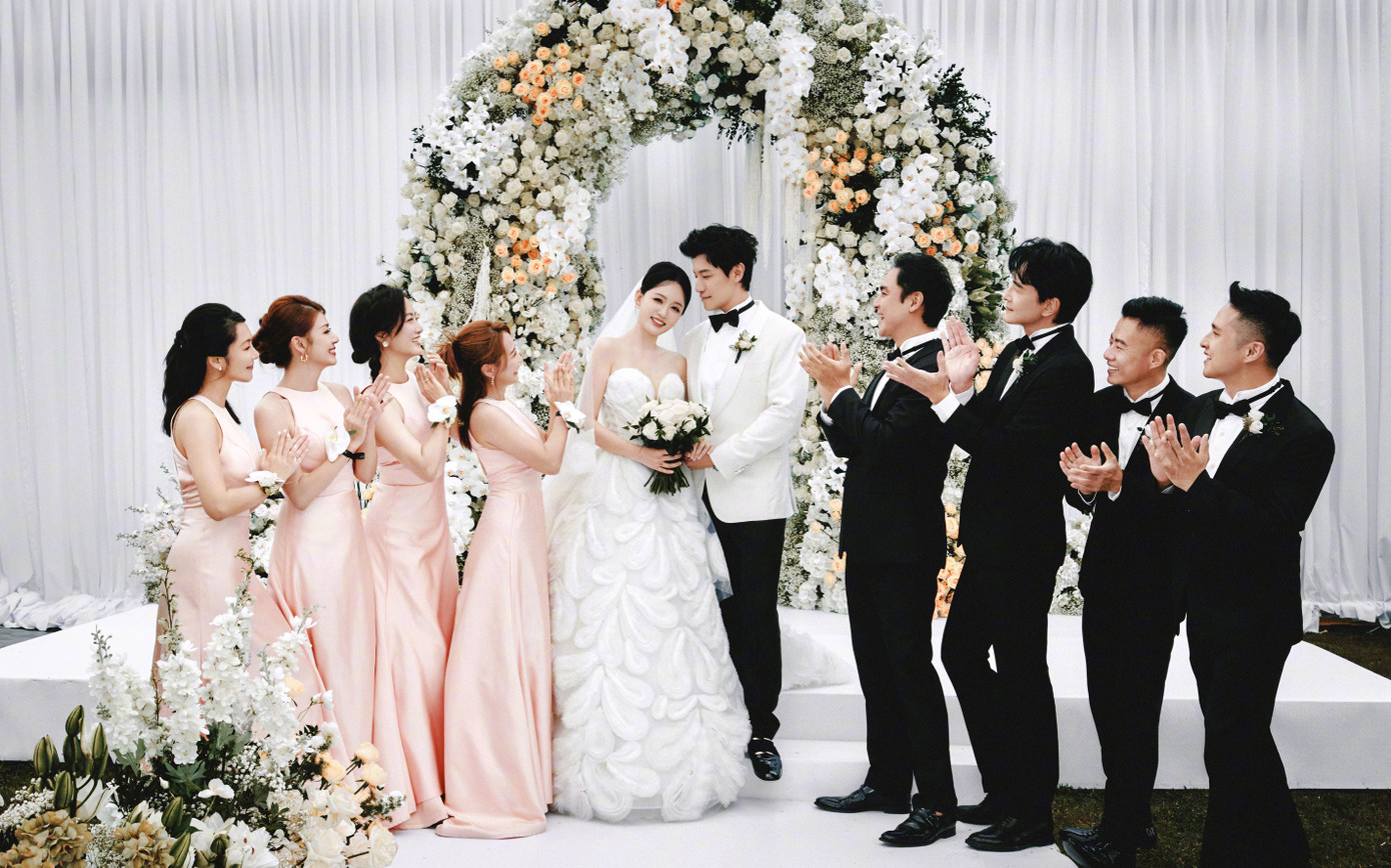 "Chồng yêu, anh là người yêu, là gia đình, là người bạn tốt nhất của em. Là người đồng hành hoàn mỹ nhất, kiêm lái xe, đầu bếp riêng, người chỉ đường, ngẫu nhiên còn là huấn luyện viên của em. Hai chúng ta ở bên cạnh nhau luôn tràn ngập sự mới mẻ lý thú, có thể nói rất nhiều chuyện, cùng nhau du lịch, khám phá Đài Bắc bằng xe đạp, cùng nhau ăn nhiều món ngon, xem phim. Chúng ta hai người mỗi ngày đều quấn quýt bên nhau. Em nghĩ chúng ta luôn cảm thấy vui vẻ khi có đối phương ở bên mới là ý nghĩa của việc kết hôn", Trần Kiều Ân đọc lời thề trong hôn lễ.