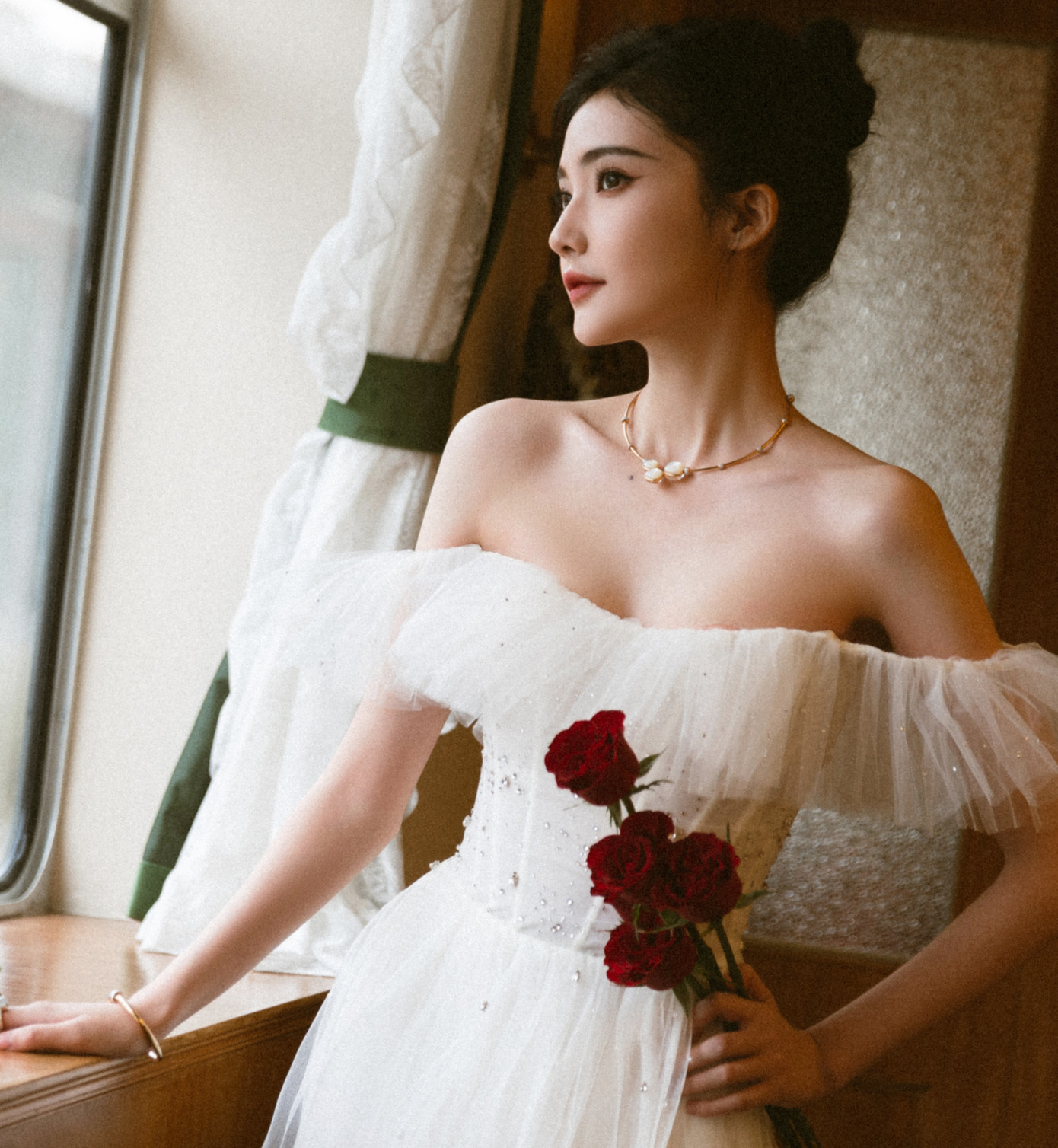 Trong khi đó, vai diễn Việt Kỳ của Ngu Thư Hân vì đánh mất trí nhớ, lưu lạc giang hồ nên trang phục đơn giản, tạo hình có phần chật vật hơn. So với các tác phẩm trước như Thương lan quyết, Vân chi vũ, Ngu Thư Hân kém sắc hơn. Truyền thông Trung Quốc đánh giá tạo hình trong phim mới làm lộ nhiều khuyết điểm trên gương mặt của nữ diễn viên. Không chỉ so với Gia Nại, Ngu Thư Hân còn trông nhợt nhạt hơn bạn diễn thường xuyên mặc nam trang là Vạn Bằng.