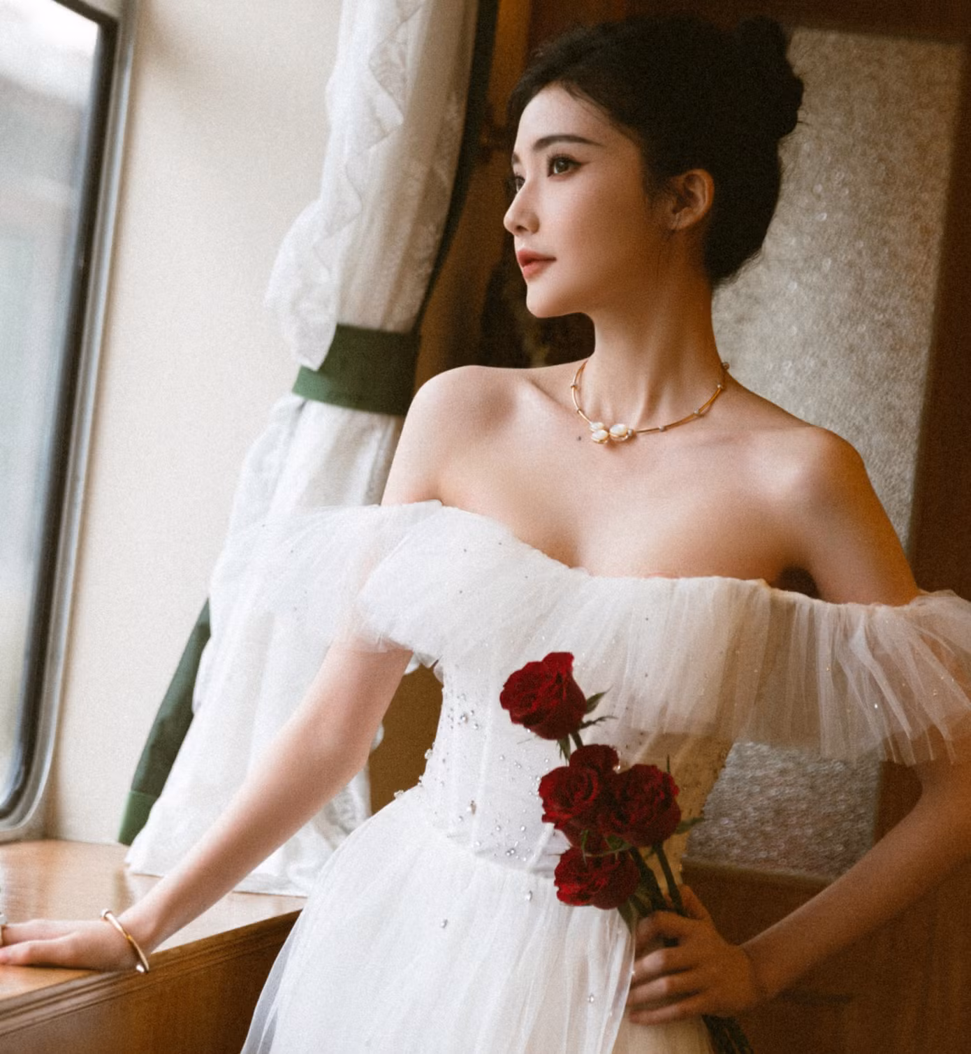 Trong khi đó, vai diễn Việt Kỳ của Ngu Thư Hân vì đánh mất trí nhớ, lưu lạc giang hồ nên trang phục đơn giản, tạo hình có phần chật vật hơn. So với các tác phẩm trước như Thương lan quyết, Vân chi vũ, Ngu Thư Hân kém sắc hơn. Truyền thông Trung Quốc đánh giá tạo hình trong phim mới làm lộ nhiều khuyết điểm trên gương mặt của nữ diễn viên. Không chỉ so với Gia Nại, Ngu Thư Hân còn trông nhợt nhạt hơn bạn diễn thường xuyên mặc nam trang là Vạn Bằng.