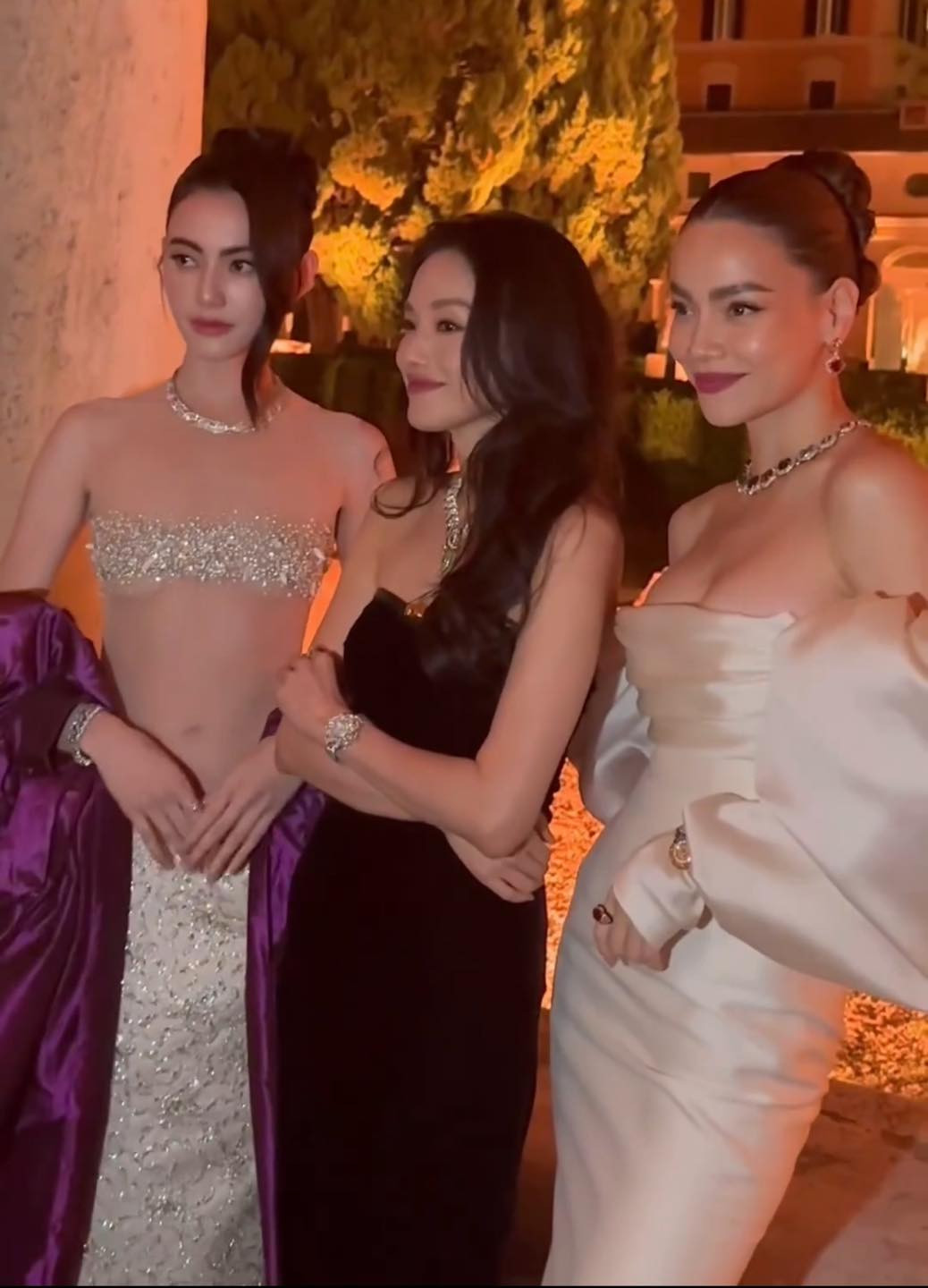 Tối 22/5, nữ diễn viên Thư Kỳ tham gia sự kiện của hãng trang sức cao cấp Bvlgari. Ngoài ra, chương trình còn có sự góp mặt của hai ngôi sao nổi tiếng là diễn viên Thái Lan Mai Davika và ca sĩ Hồ Ngọc Hà của Việt Nam.