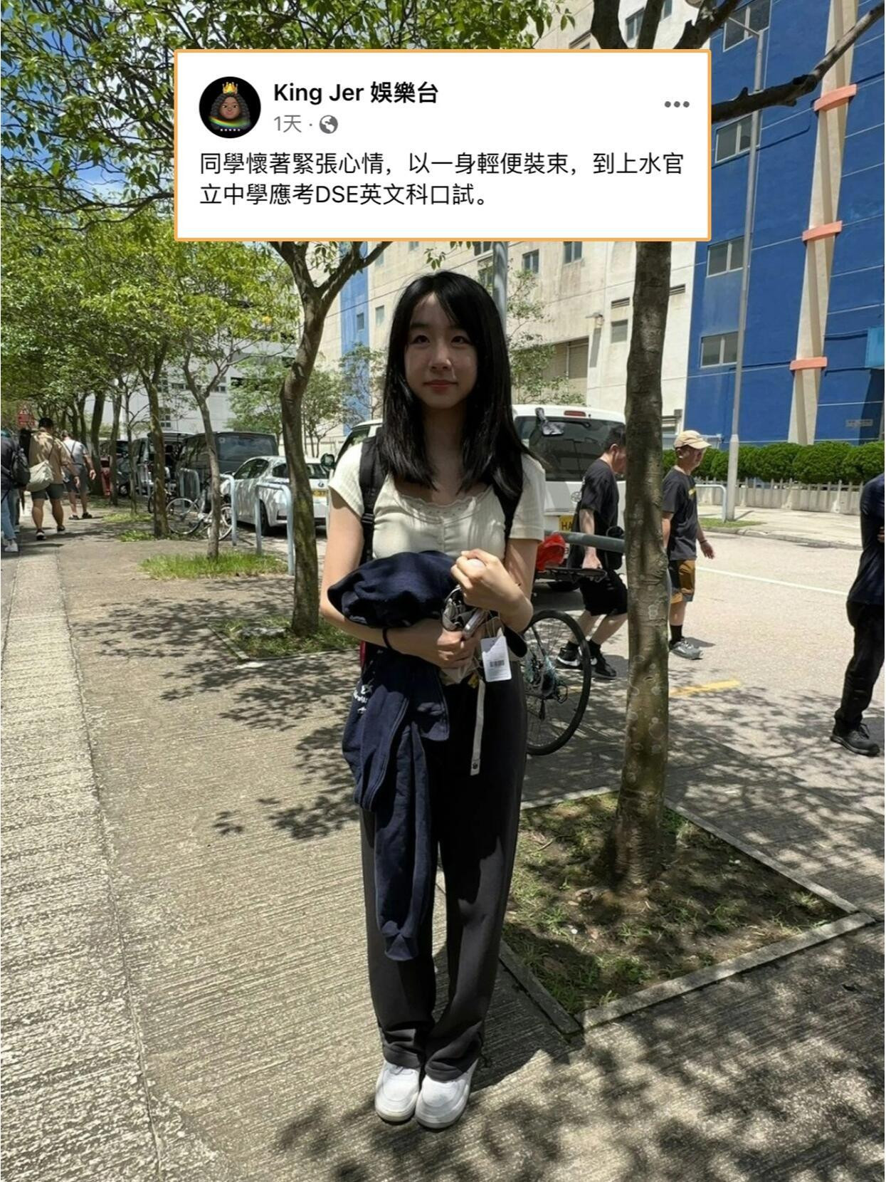 &quot;Học sinh đi học thấy đông vui ghé vào vì tưởng buổi thi nói tiếng Anh&quot; (ảnh phải) và &quot;Em gái thất lạc của Vương Tổ Lam&quot; là những bình luận vui về hai cô gái này. (Vương Tổ Lam là nam diễn viên hài lùn ngoại hình kém sắc với chiếc mũi to nổi bật).