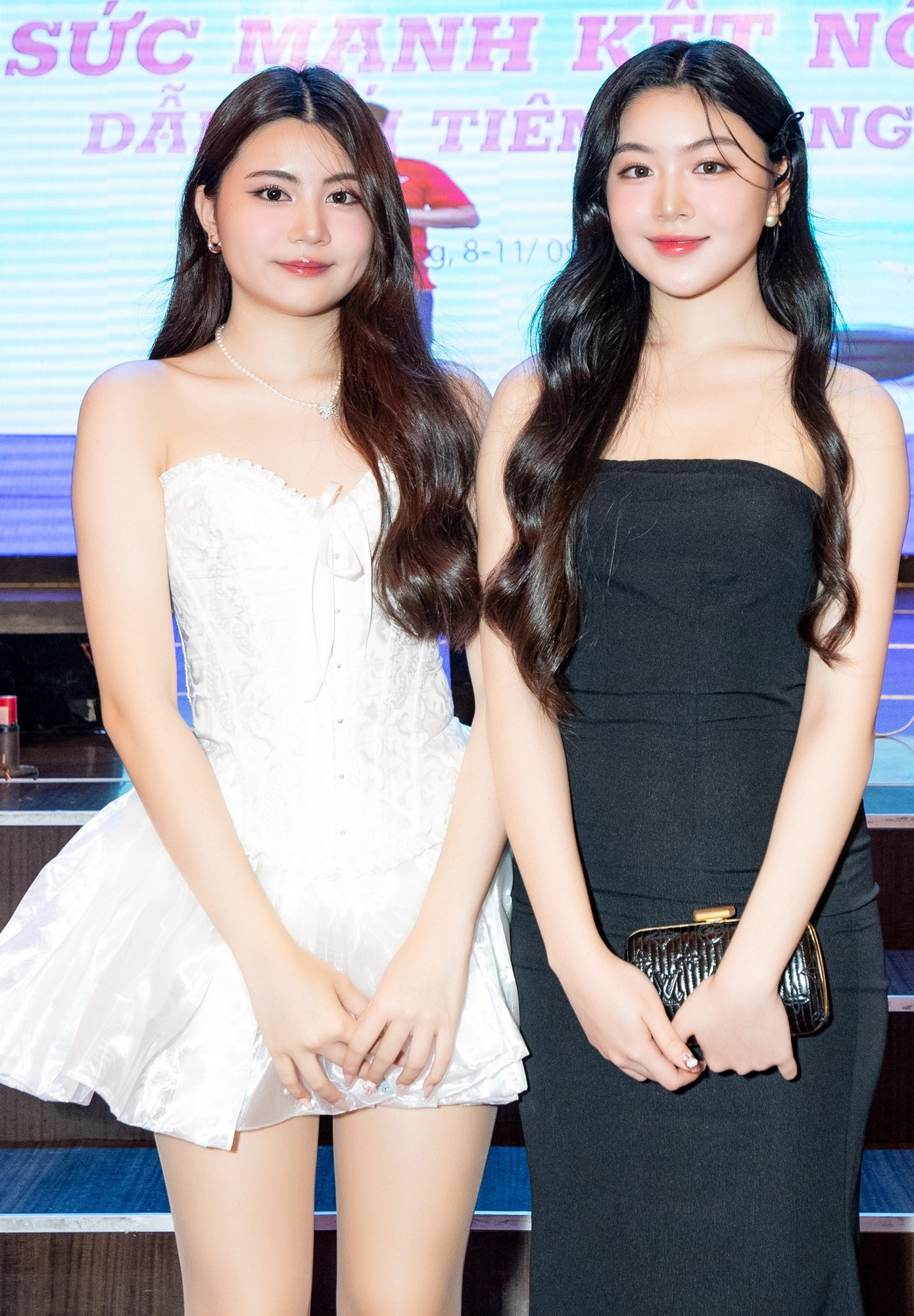 Hạt Dẻ và Lọ Lem là tâm điểm của sự kiện. Với vẻ ngoài xinh xắn nhiều nhân viên, nghệ sĩ cũng đến chụp ảnh kỷ niệm với hai cô bé. Hạt Dẻ và Lọ Lem là tâm điểm của sự kiện. Với vẻ ngoài xinh xắn nhiều nhân viên, nghệ sĩ cũng đến chụp ảnh kỷ niệm với hai cô bé.