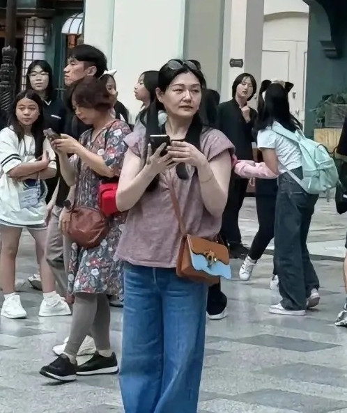 Từ Hy Viên ngoại hình phát tướng, thời trang phổ thông xuề xòa.