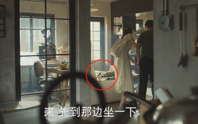 Một lỗi cảnh quay khác là khi Hoàng Chấn Hoa bị ngã gãy chân phải dùng nạng, chiếc nạng đã di chuyển so với vị trí ban đầu. Một lỗi cảnh quay khác là khi Hoàng Chấn Hoa bị ngã gãy chân phải dùng nạng, chiếc nạng đã di chuyển so với vị trí ban đầu.