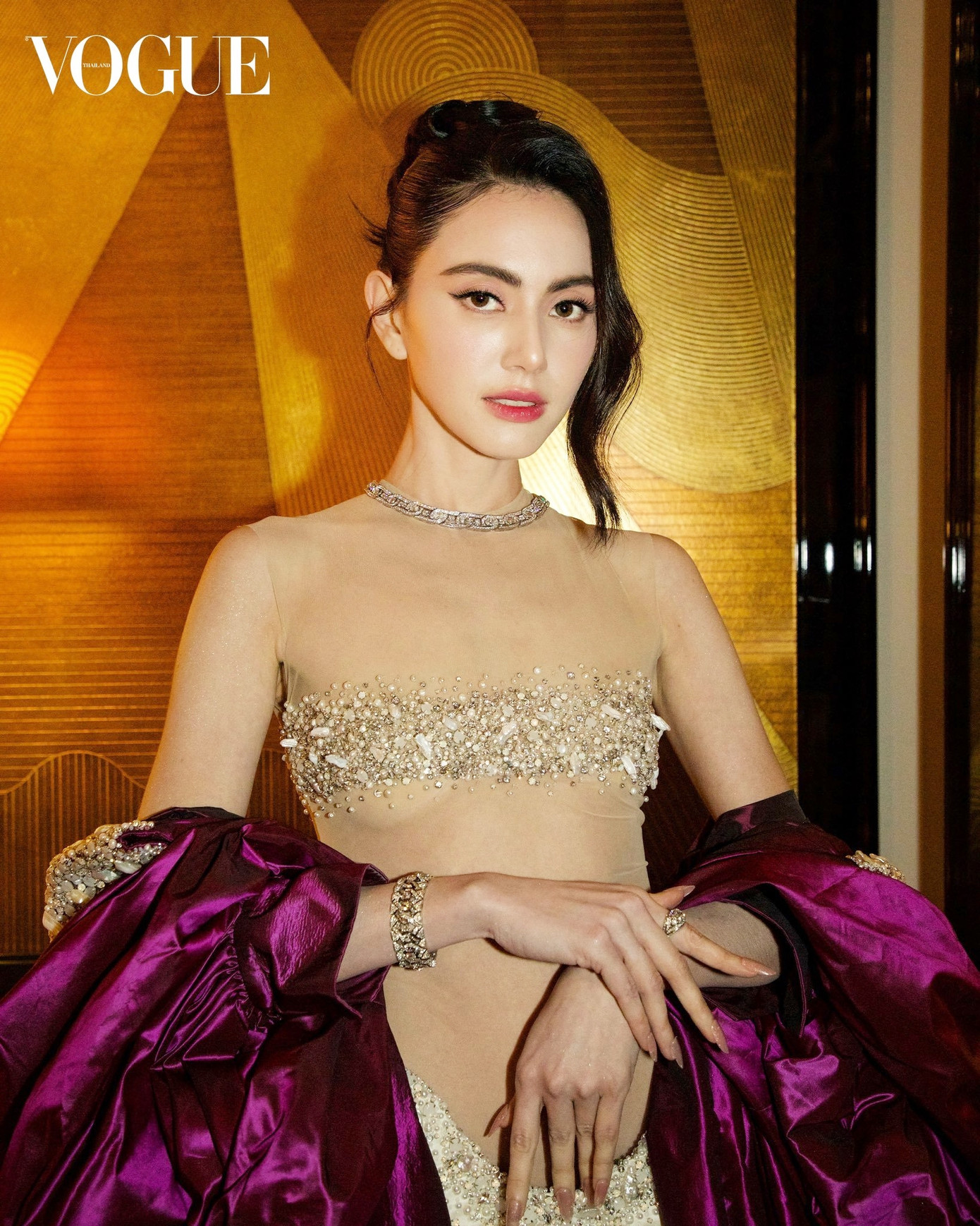 Trong khi đó, mỹ nhân Thái Lan Mai Davika mặc sản phẩm trong BST xuân hè của Miss Sohee 2024. Bộ trang phục đắt giá được đính kim cương với những thiết kế cắt may khéo léo giúp ngôi sao Tình người duyên ma khoe được vòng eo phẳng lỳ.