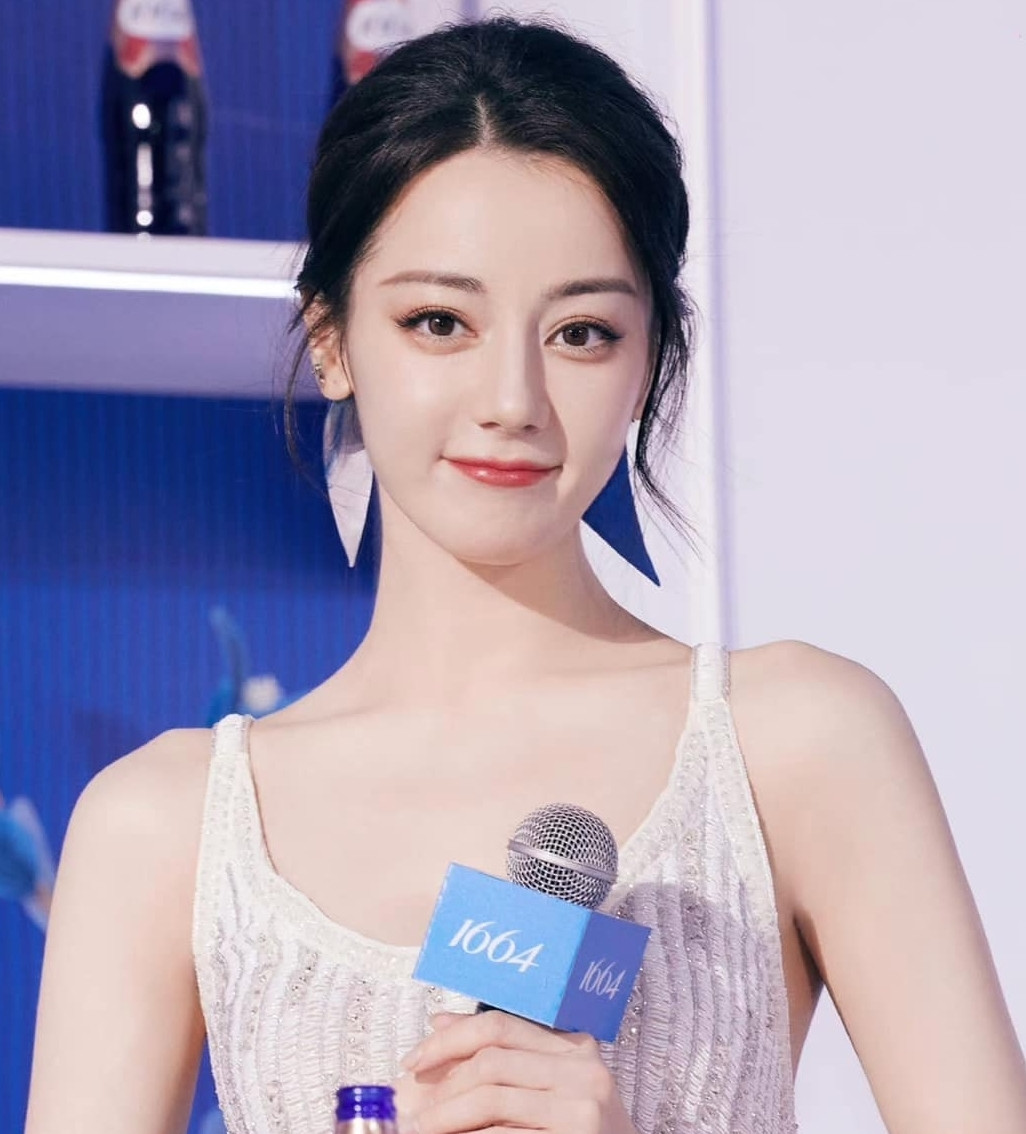 QQ phân tích danh tiếng của Địch Lệ Nhiệt Ba đang xuống thấp. Các dự án cô đóng chính đều có kết quả chiếu bết bát, nên không có nhiều nam diễn viên muốn hợp tác cùng Địch Lệ Nhiệt Ba. Việc bị bạn diễn "tẩy chay" cho thấy người trong nghề không coi trọng diễn xuất và khả năng gánh phim của mỹ nhân Tân Cương.